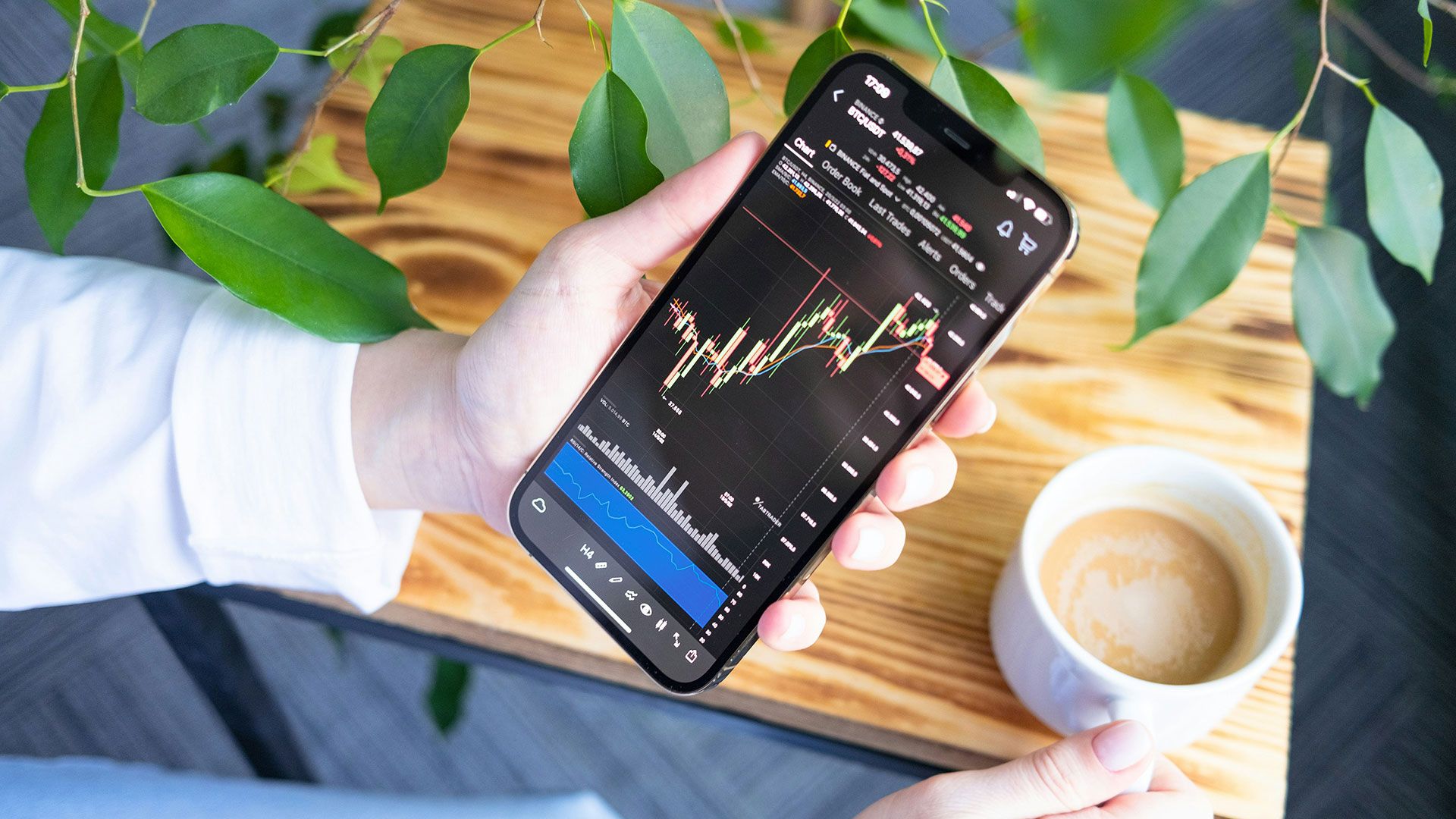 Smartphone mit KI-gestützer Aktien-App. Smartphone mit KI-gestützer Aktien-App.