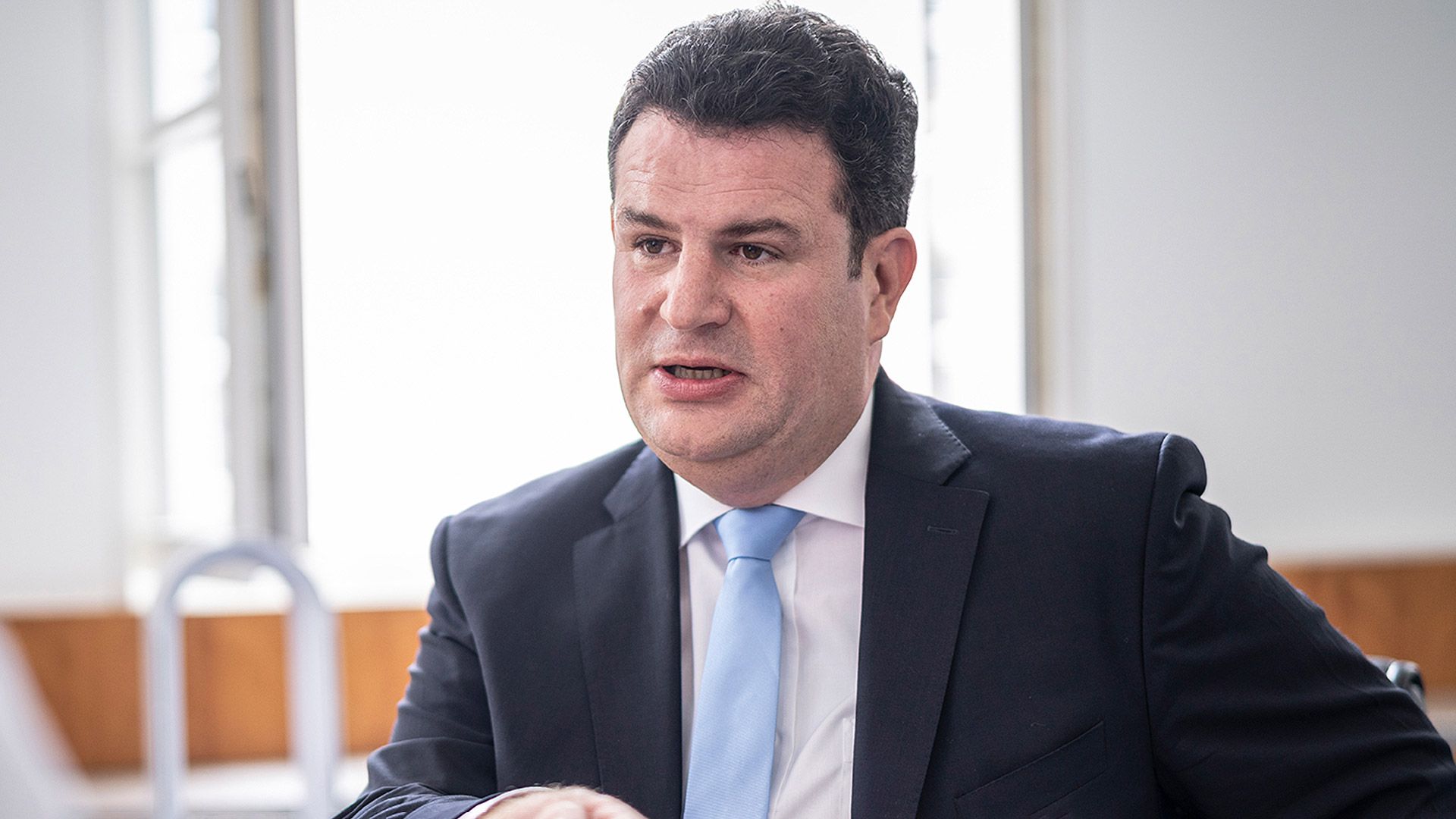 Hubertus Heil, SPD, spricht in einem Büro. Hubertus Heil, SPD, spricht in einem Büro.
