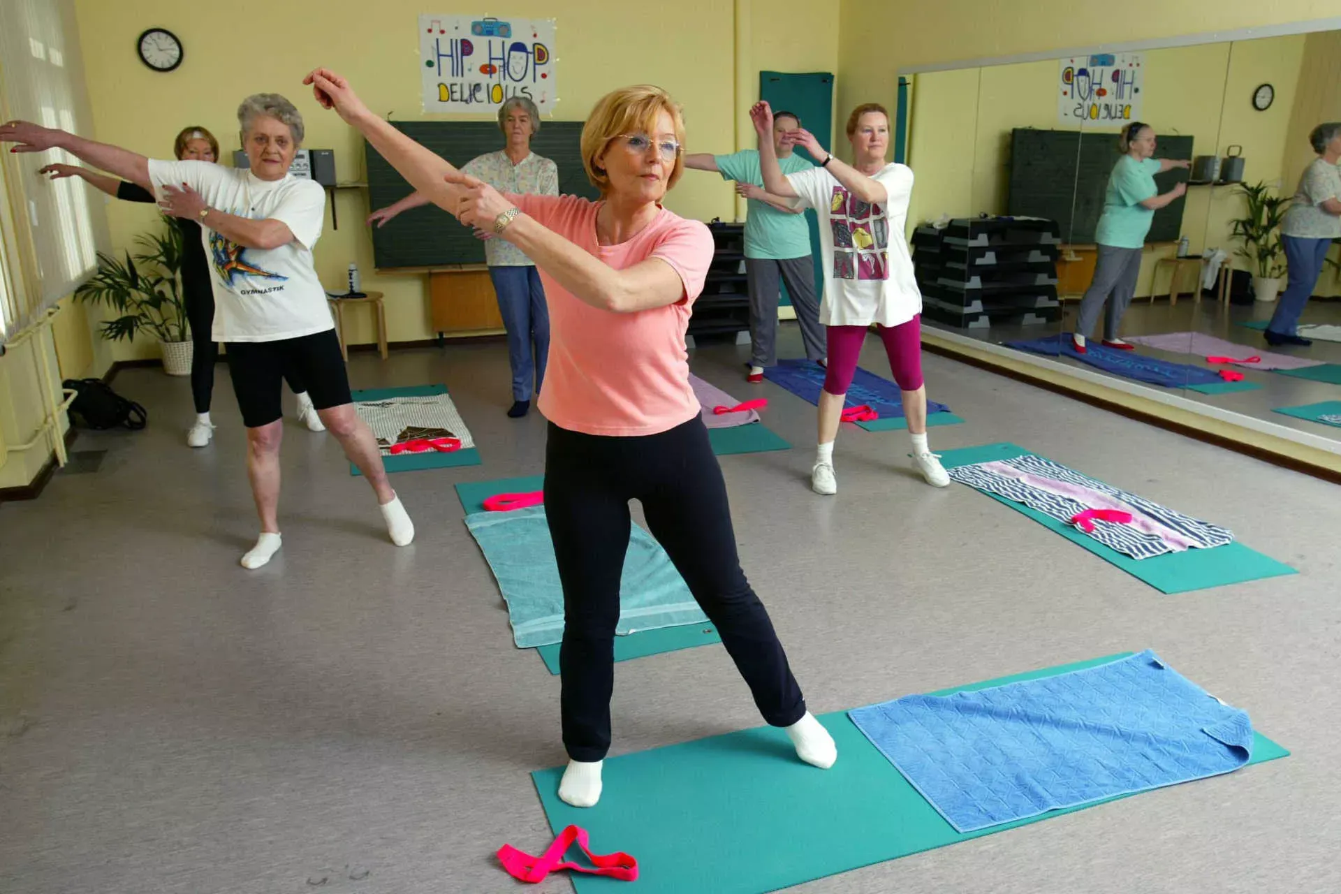 Gruppe 50+ macht Gymnastik mit Übungsleiterin. Bild: IMAGO / Camera 4 Gruppe 50+ macht Gymnastik mit Übungsleiterin. Bild: IMAGO / Camera 4