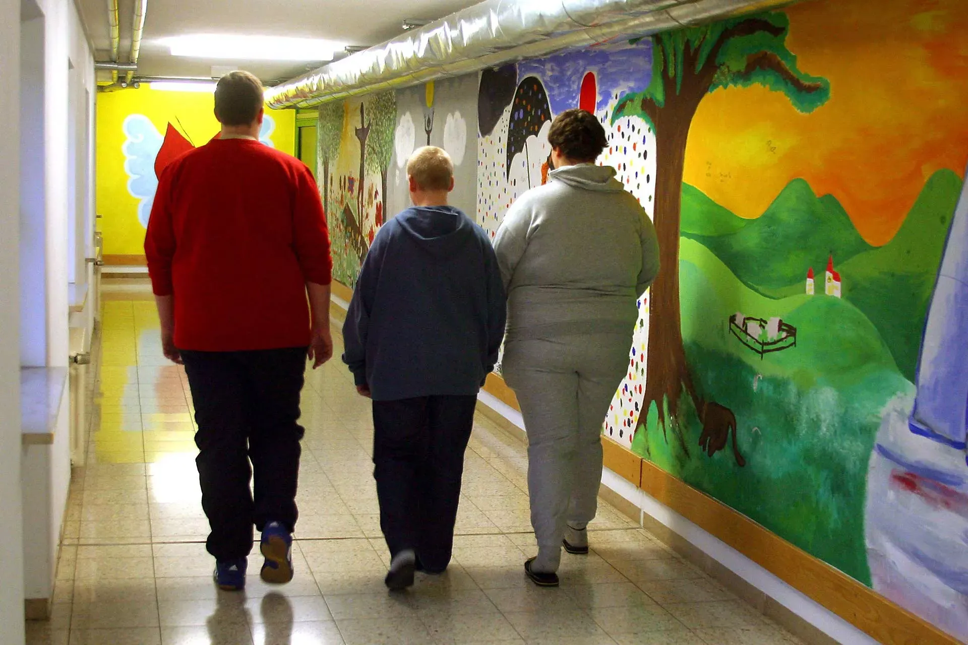 Übergewichtige Kinder und Jugendliche gehen einen Gang entlang. Bild: IMAGO / HRSchulz Übergewichtige Kinder und Jugendliche gehen einen Gang entlang. Bild: IMAGO / HRSchulz