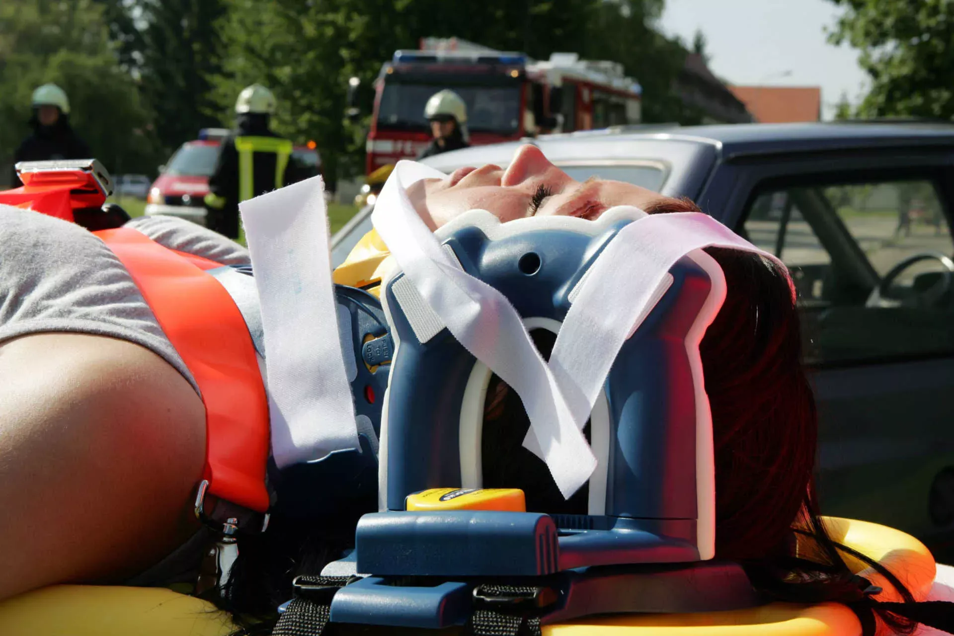 Verletzte Frau liegt auf einer Bahre mit Feuerwehrleuten im Hintergrund. Bild: IMAGO / Jochen Tack Verletzte Frau liegt auf einer Bahre mit Feuerwehrleuten im Hintergrund. Bild: IMAGO / Jochen Tack