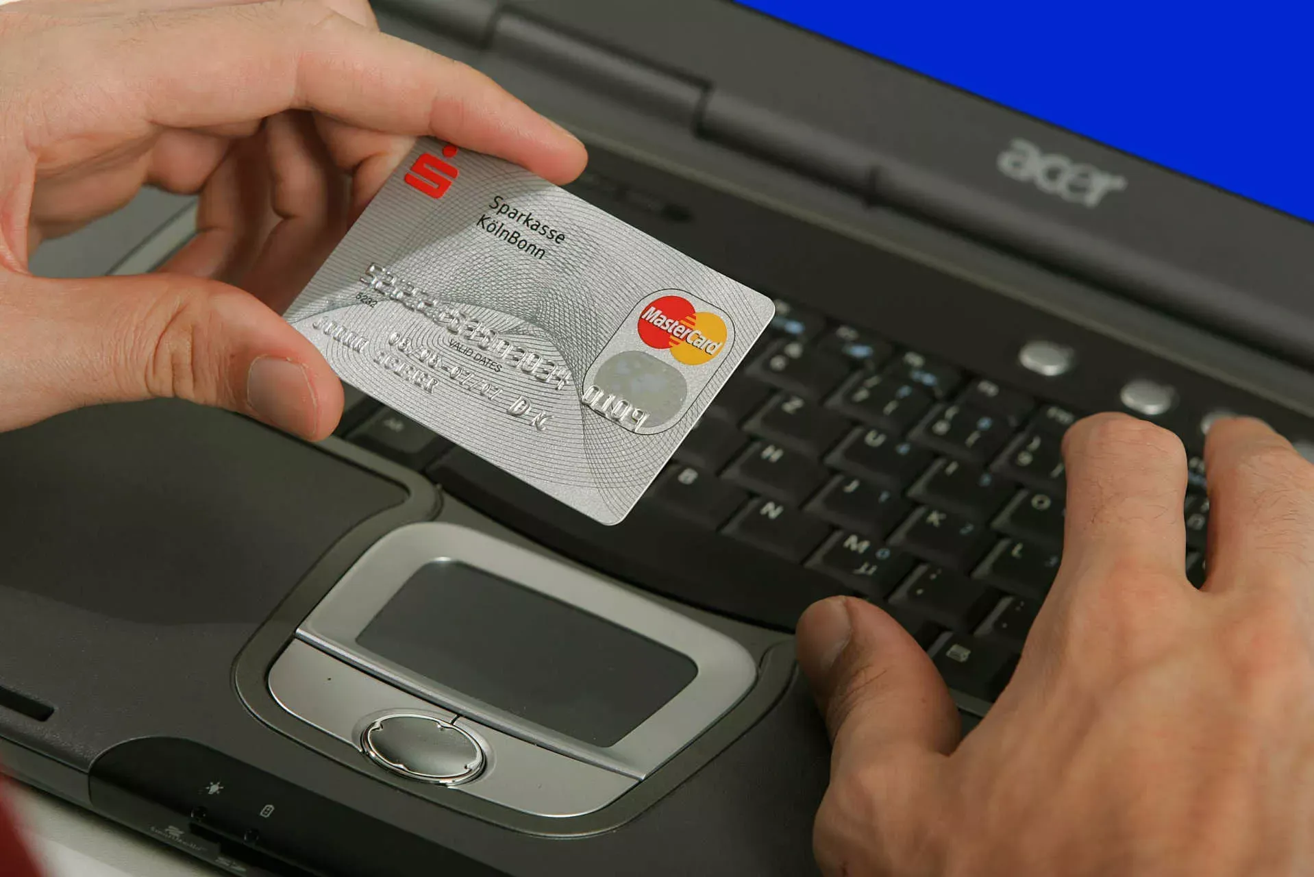 Banking am Notebook mit Karte. Bild: IMAGO / wolterfoto Banking am Notebook mit Karte. Bild: IMAGO / wolterfoto