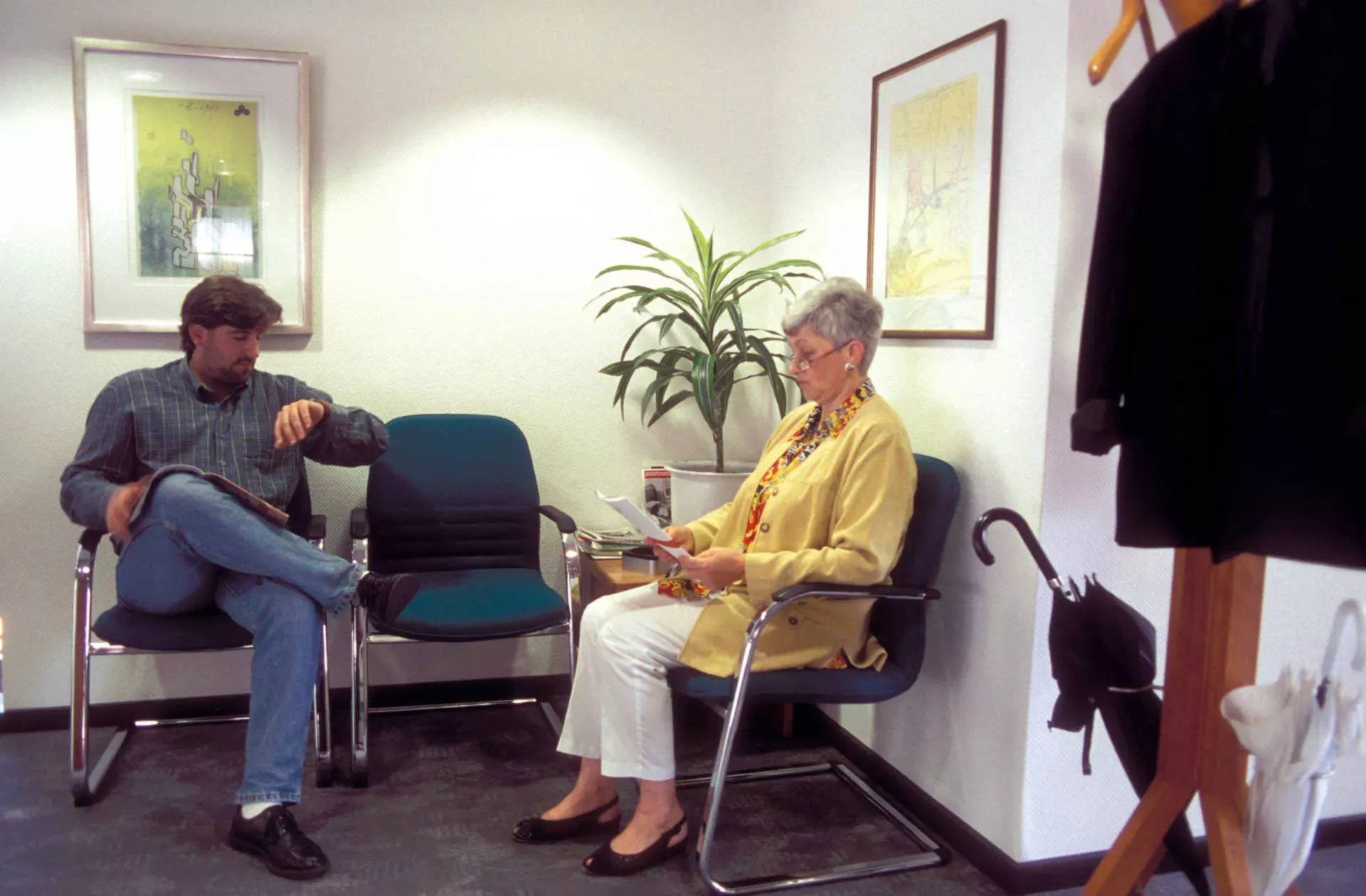 Mann und Frau im Wartezimmer einer Arztpraxis. Bild: IMAGO / Barbara Kirchhof Mann und Frau im Wartezimmer einer Arztpraxis. Bild: IMAGO / Barbara Kirchhof