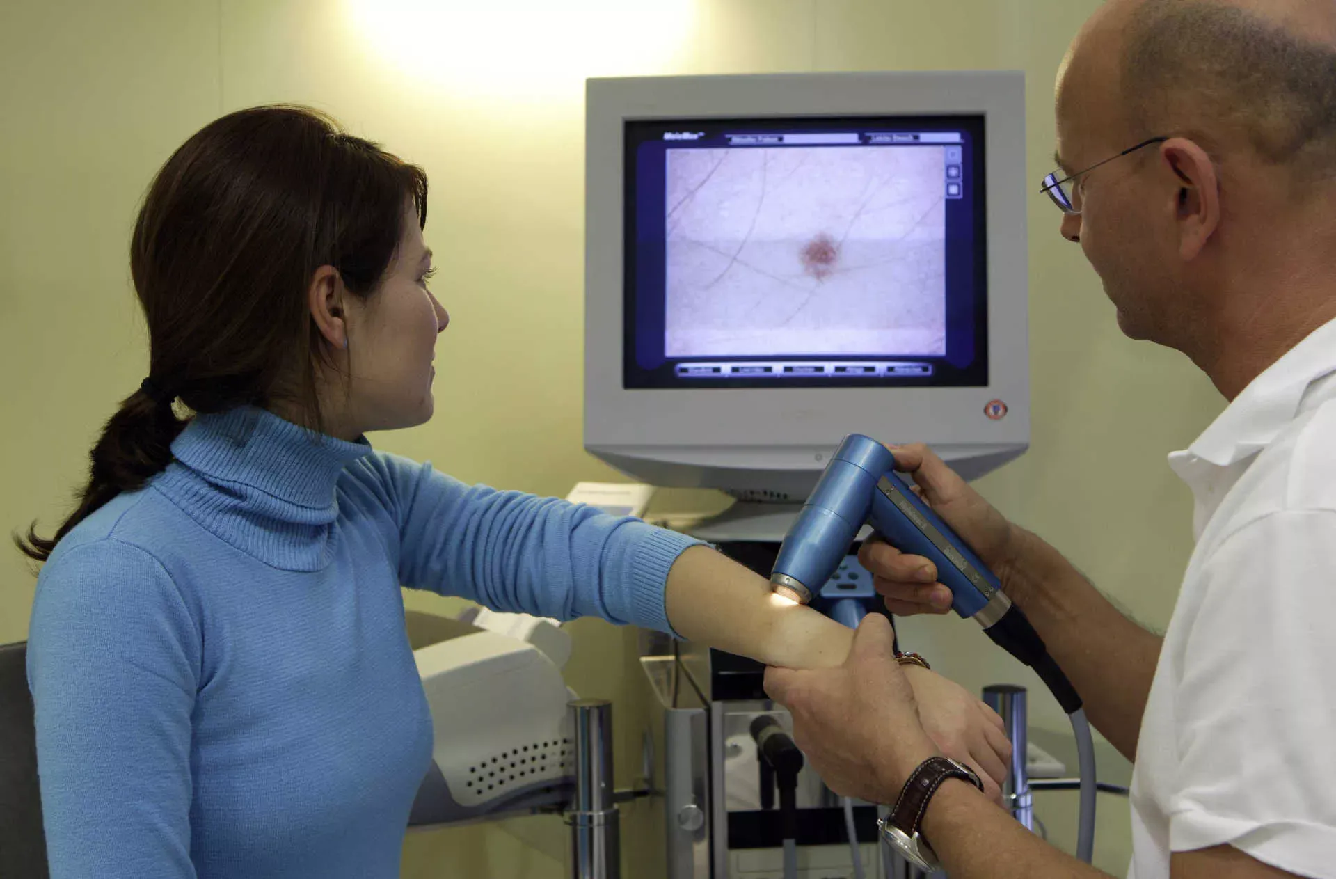 Hautarzt untersucht Patientin mit einem Videodermatoskop. Bild: IMAGO / Olaf Döring Hautarzt untersucht Patientin mit einem Videodermatoskop. Bild: IMAGO / Olaf Döring
