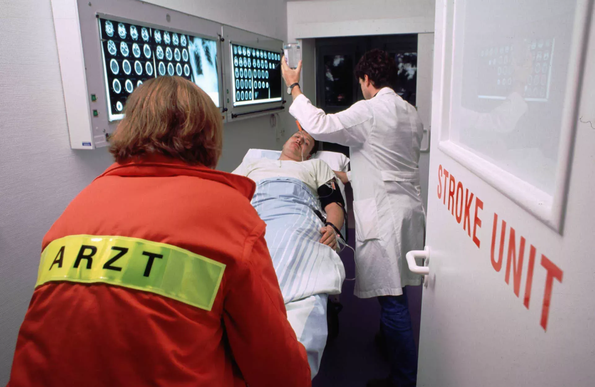 Schlaganfall-Patient wird vom Notarzt in die Stroke Unit eines Krankenhauses eingeliefert. Bild: IMAGO / imagebroker Schlaganfall-Patient wird vom Notarzt in die Stroke Unit eines Krankenhauses eingeliefert. Bild: IMAGO / imagebroker
