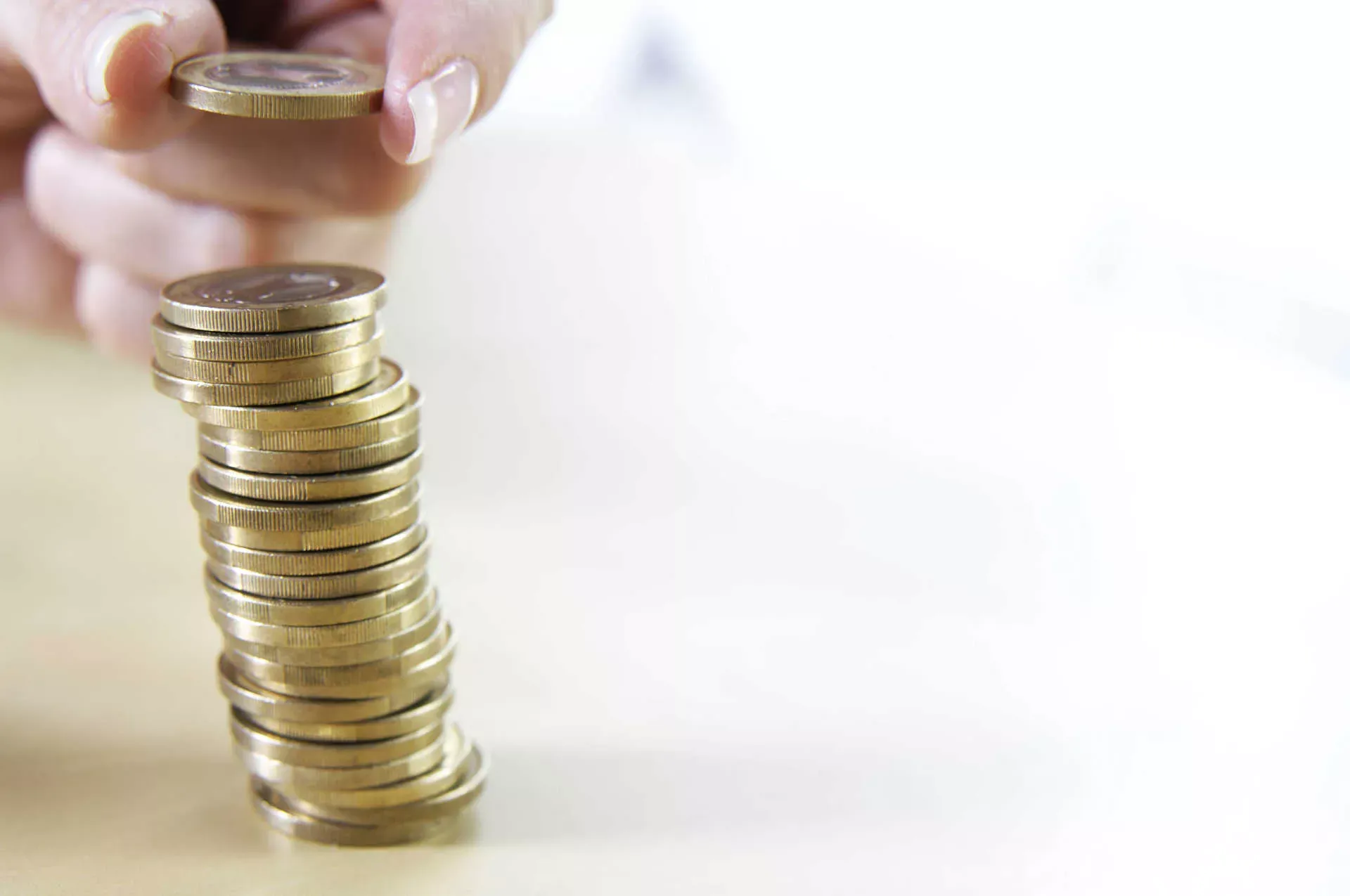 Frauenhand baut einen Stapel aus 1-Euro-Münzen. Bild: IMAGO / emil umdorf Frauenhand baut einen Stapel aus 1-Euro-Münzen. Bild: IMAGO / emil umdorf