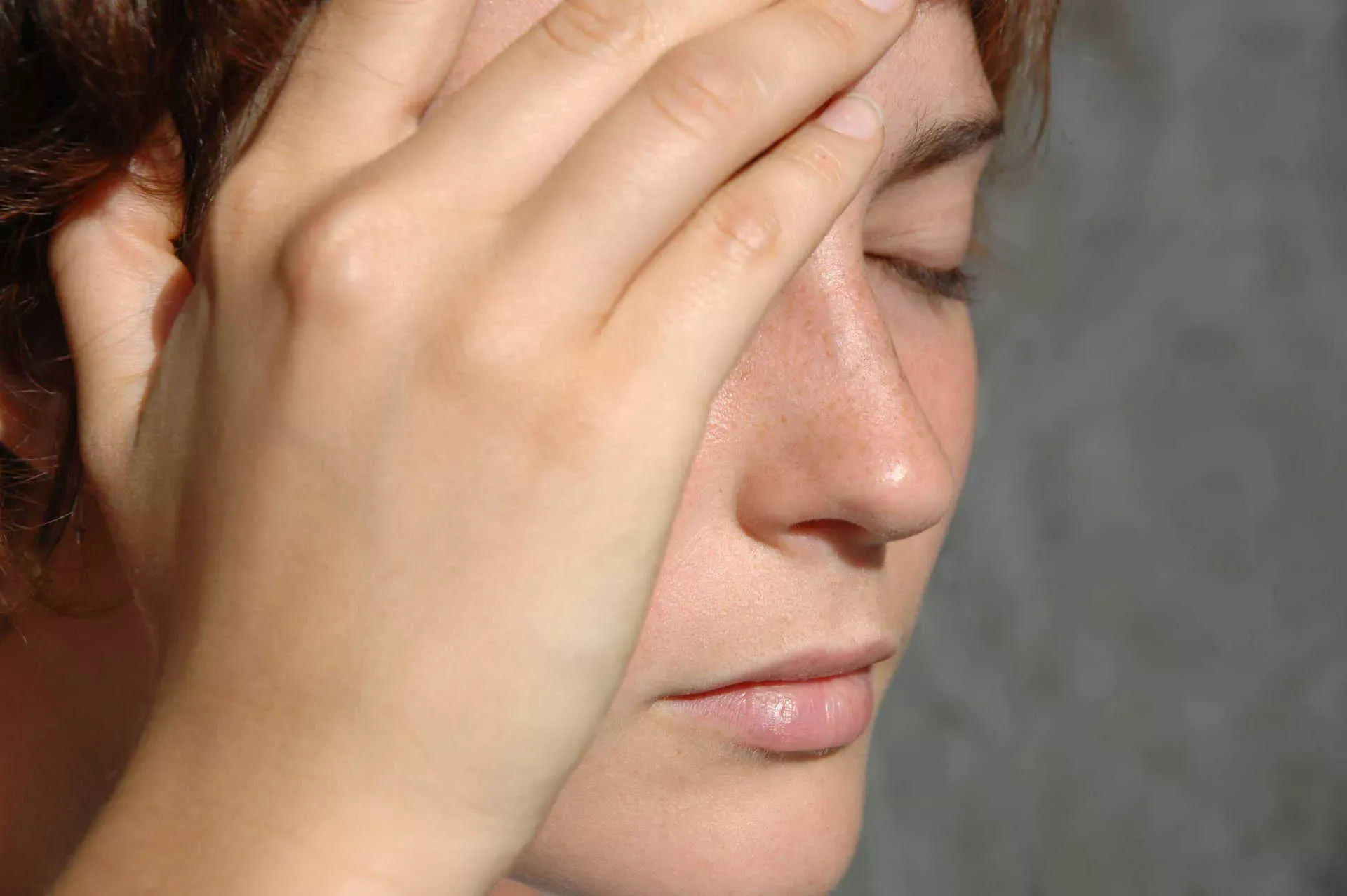 Junge Frau hält sich mit geschlossenen Augen die Hand vor das Gesicht. Bild: IMAGO / Steinach Junge Frau hält sich mit geschlossenen Augen die Hand vor das Gesicht. Bild: IMAGO / Steinach