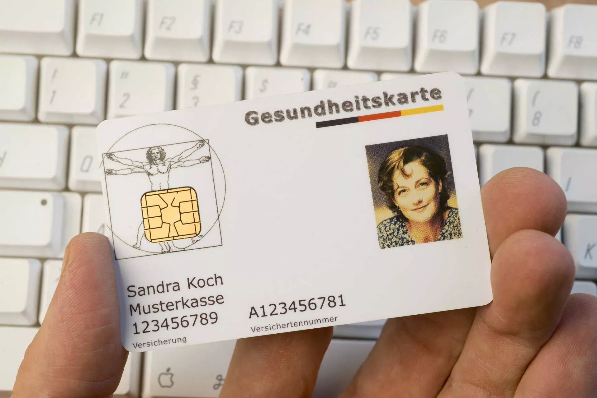 Hand hält eine Gesundheitskarte über einer Computertastatur. Bild: IMAGO / imagebroker / imago stock&people Hand hält eine Gesundheitskarte über einer Computertastatur. Bild: IMAGO / imagebroker / imago stock&people
