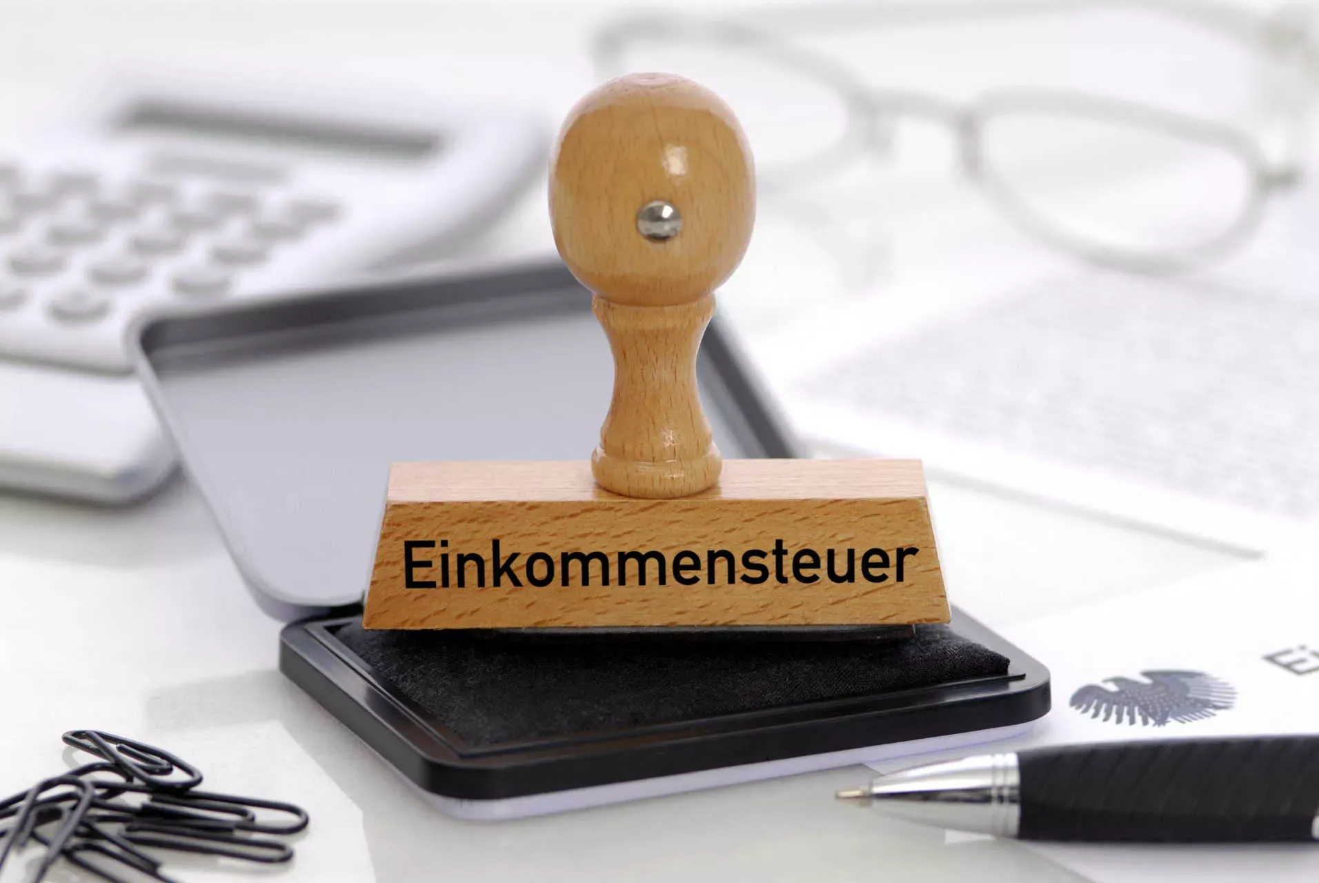 Stempel mit der Aufschrift Einkommensteuer auf Stempelkissen. Bild: IMAGO / imagebroker / imago stock&people Stempel mit der Aufschrift Einkommensteuer auf Stempelkissen. Bild: IMAGO / imagebroker / imago stock&people