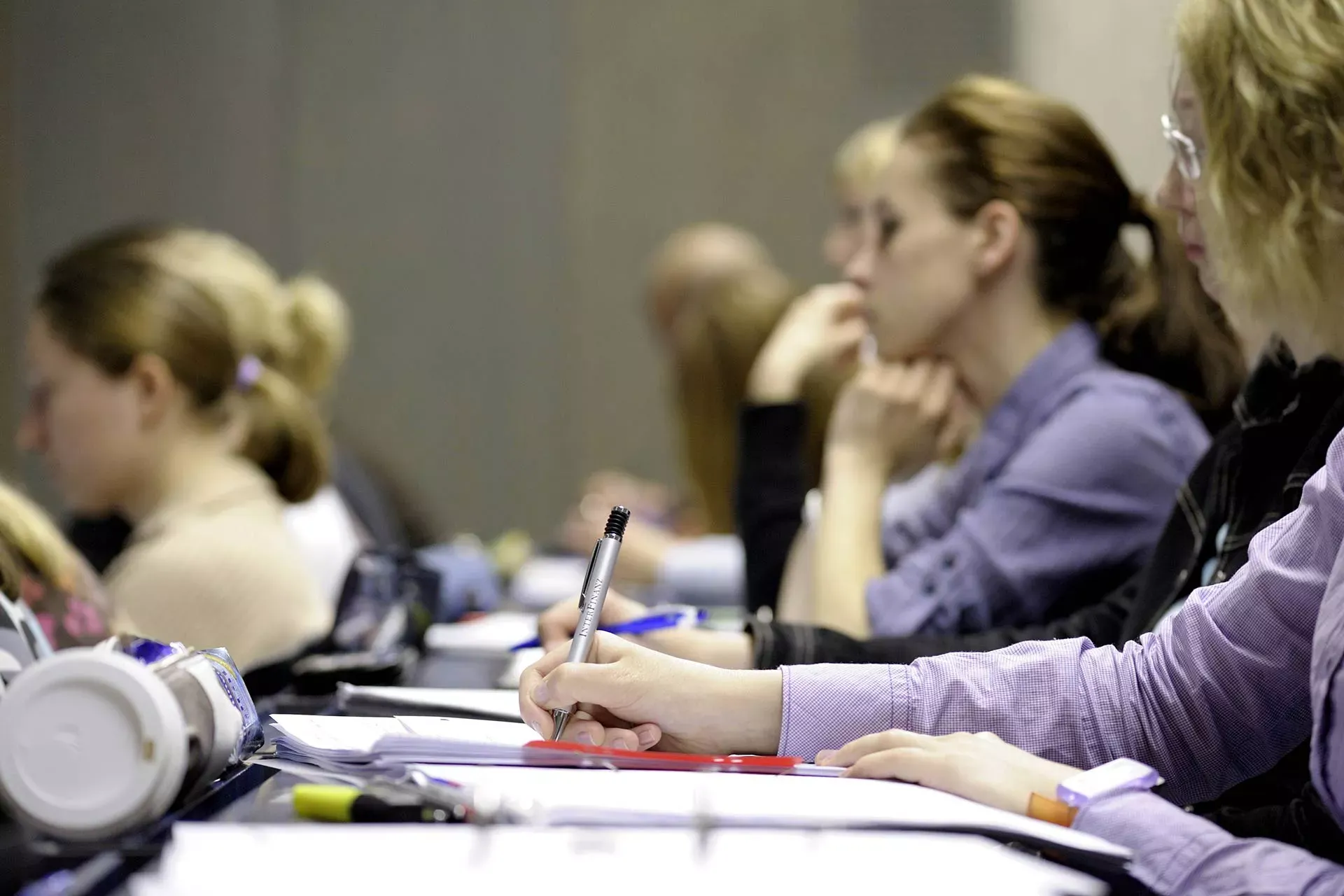 Studentin im Hörsaal schreibt bei einer Uni-Vorlesung mit. Bild: IMAGO / Rainer Unkel Studentin im Hörsaal schreibt bei einer Uni-Vorlesung mit. Bild: IMAGO / Rainer Unkel