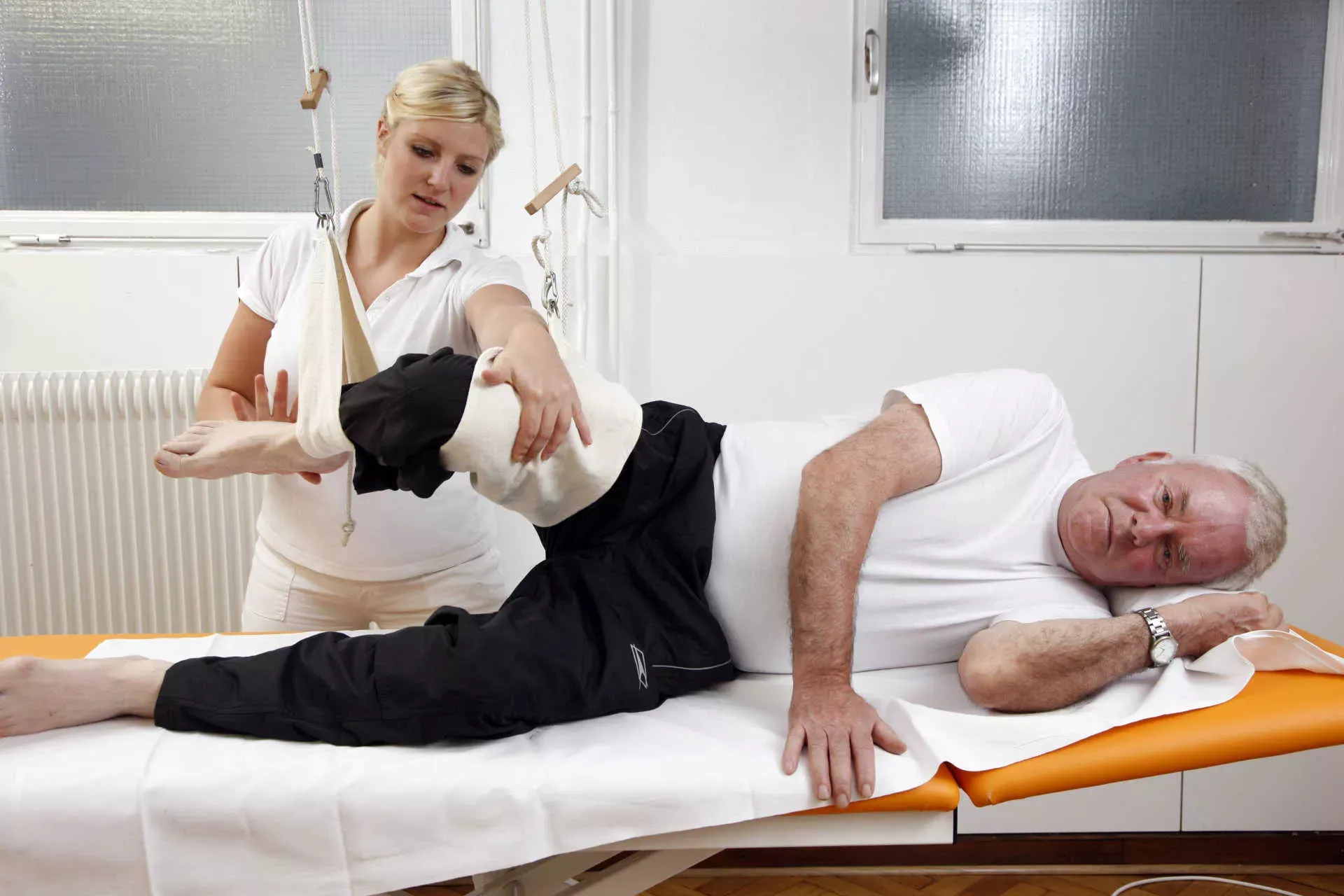 Mann während seiner Physiotherapie in der Rehaklinik. Bild: IMAGO / Jochen Tack / imago stock&people Mann während seiner Physiotherapie in der Rehaklinik. Bild: IMAGO / Jochen Tack / imago stock&people