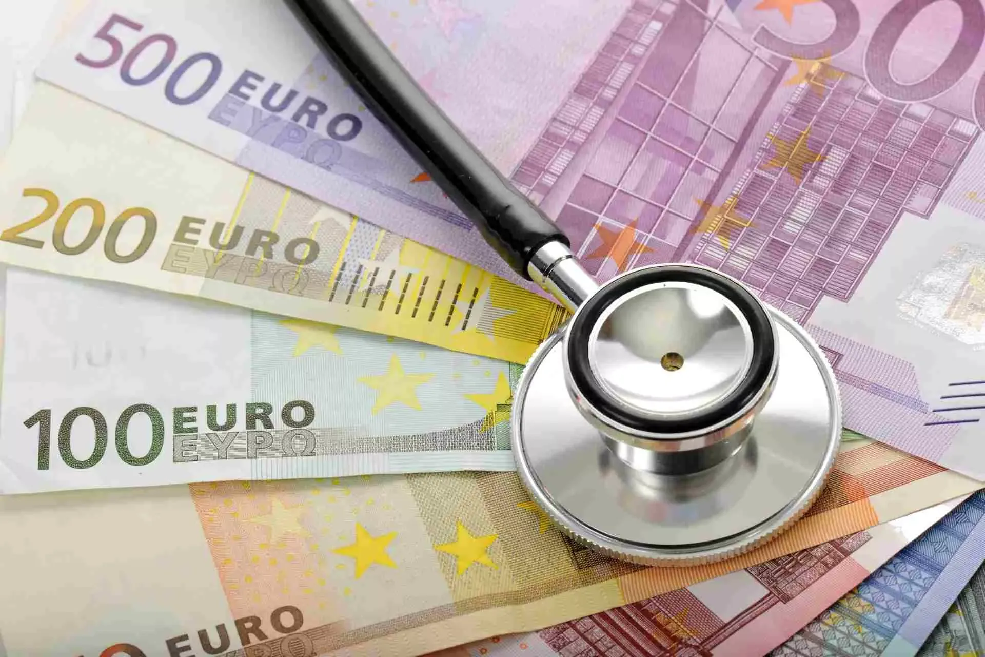 Kosten Gesundheitswesen: Stethoskop mit Geldscheinen. Bild: IMAGO / imagebroker Kosten Gesundheitswesen: Stethoskop mit Geldscheinen. Bild: IMAGO / imagebroker