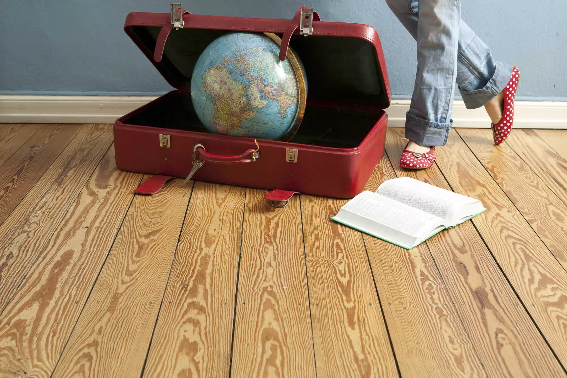 Reisen: Aufblasbarer Globus im Koffer, daneben Beine einer Frau und Wörterbuch. Bild: IMAGO / imagebroker / imago stock&people Reisen: Aufblasbarer Globus im Koffer, daneben Beine einer Frau und Wörterbuch. Bild: IMAGO / imagebroker / imago stock&people