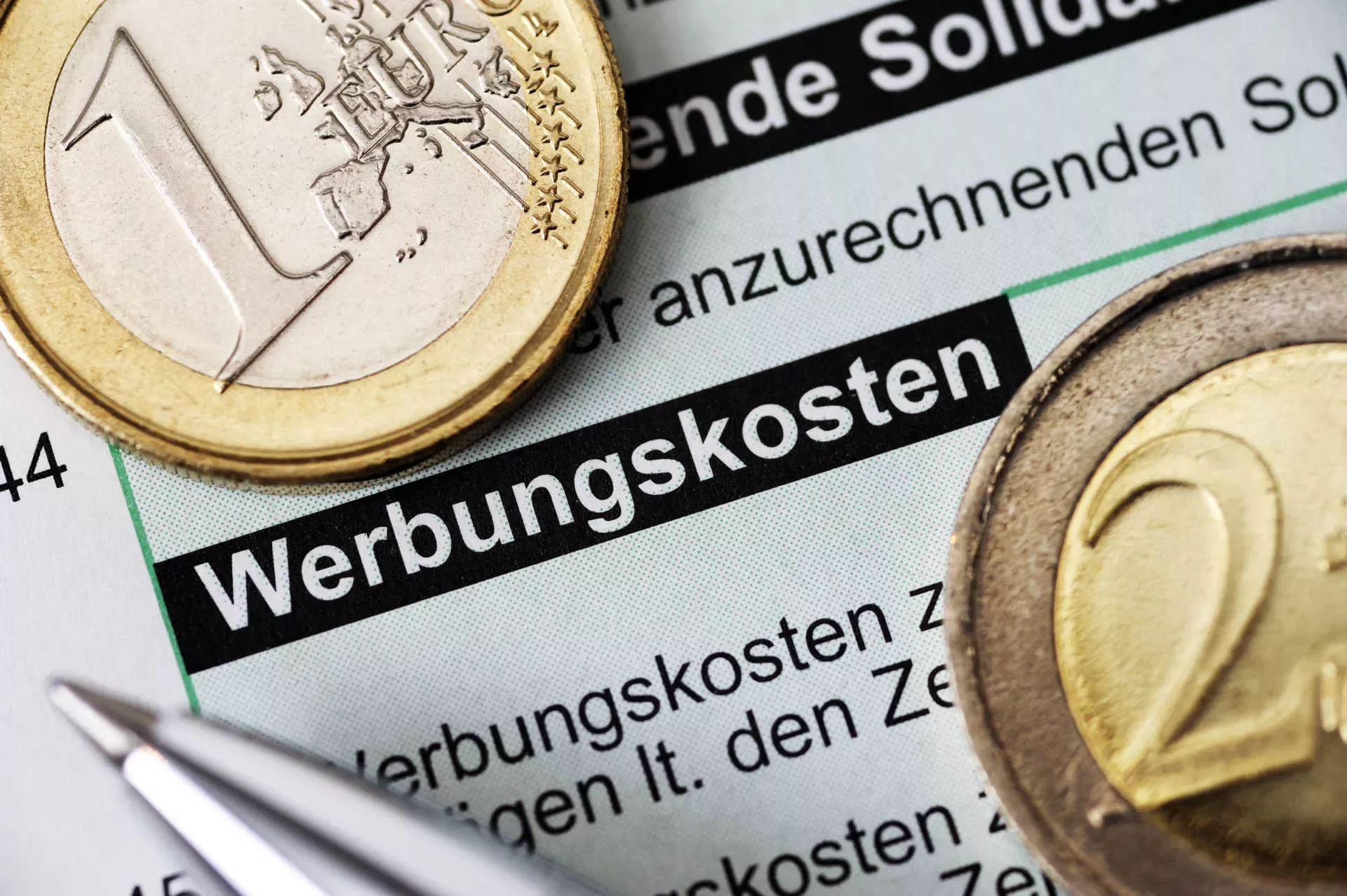 Steuerformular Werbungskosten mit Stift und Euromünzen. Bild: IMAGO / imagebroker / imago stock&people Steuerformular Werbungskosten mit Stift und Euromünzen. Bild: IMAGO / imagebroker / imago stock&people