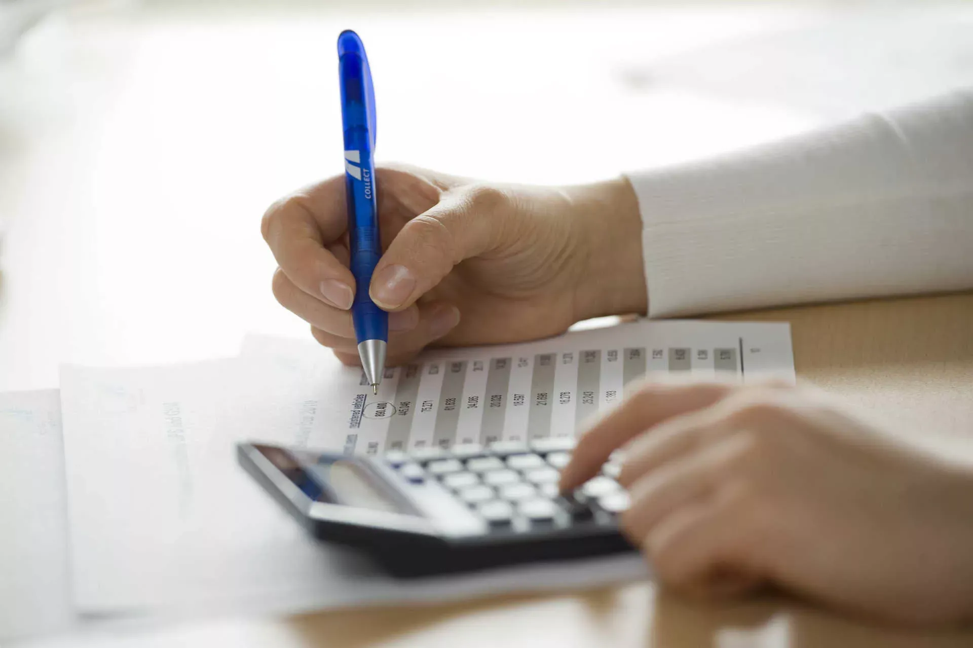 Mann im Büro tippt auf einen Taschenrechner und schreibt mit Kugelschreiber in eine Liste. Bild: IMAGO / imagebroker / imago stock&people Mann im Büro tippt auf einen Taschenrechner und schreibt mit Kugelschreiber in eine Liste. Bild: IMAGO / imagebroker / imago stock&people