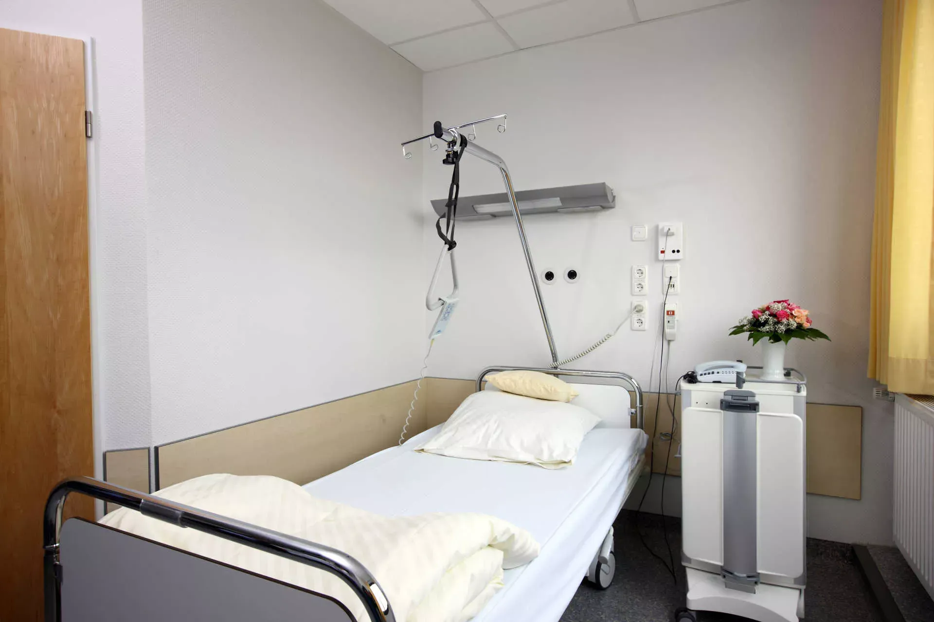 Krankenhaus Patientenzimmer mit leerem Bett. Bild: IMAGO / Jochen Tack / imago stock&people Krankenhaus Patientenzimmer mit leerem Bett. Bild: IMAGO / Jochen Tack / imago stock&people