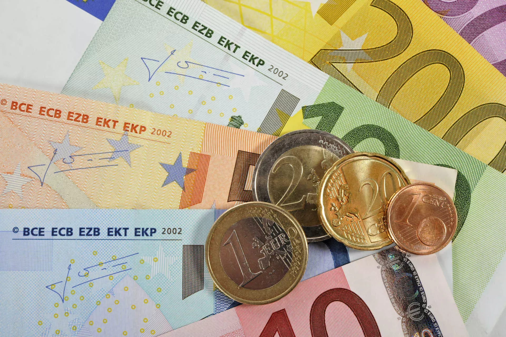 Gefächerte Euro-Geldscheine und Münzen. Bild: IMAGO / Imagebroker / imago stock&people Gefächerte Euro-Geldscheine und Münzen. Bild: IMAGO / Imagebroker / imago stock&people