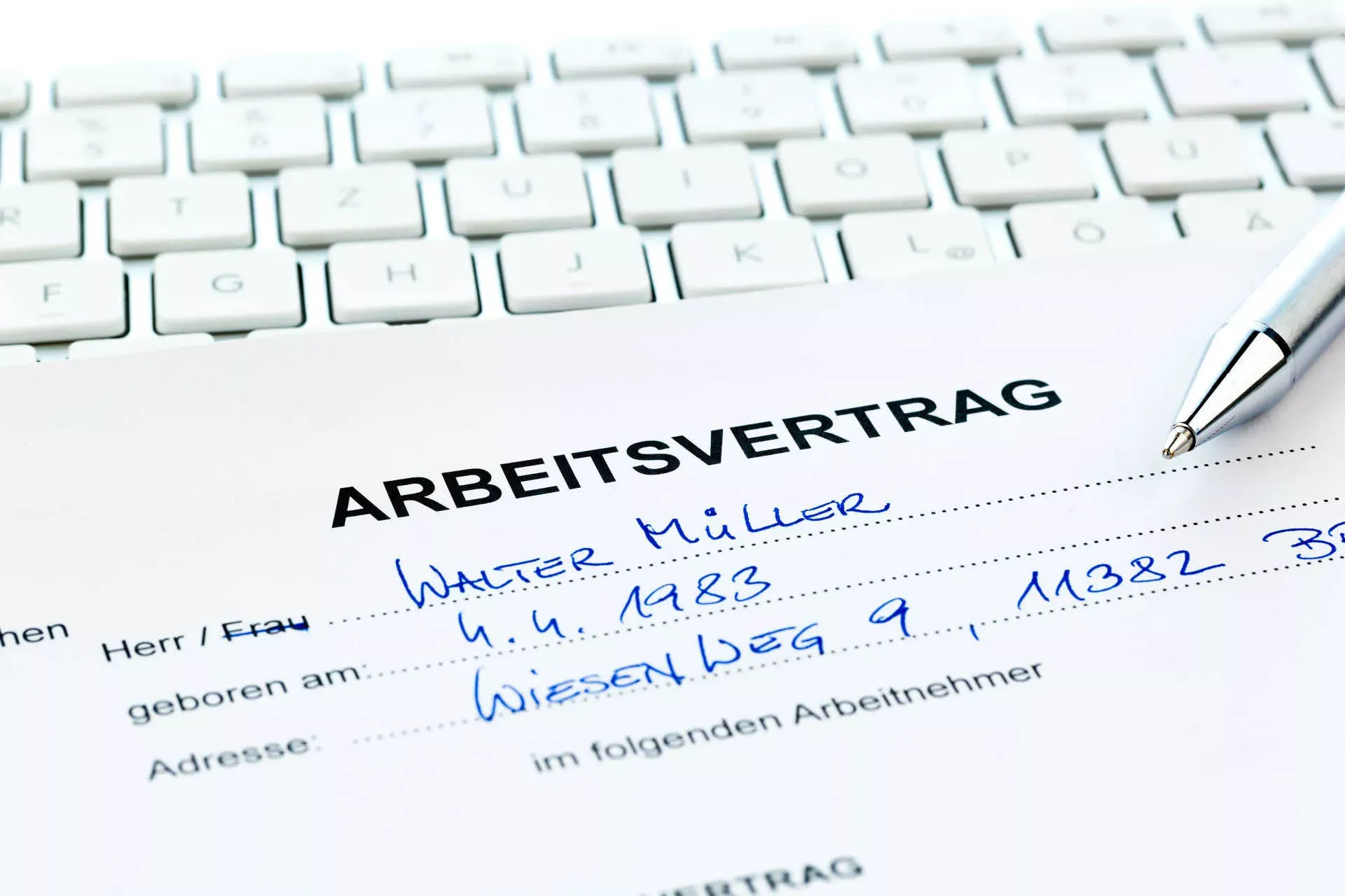 Arbeitsvertrag mit Kugelschreiber liegt auf Tastatur. Bild: IMAGO / INSADCO / imago stock&people Arbeitsvertrag mit Kugelschreiber liegt auf Tastatur. Bild: IMAGO / INSADCO / imago stock&people