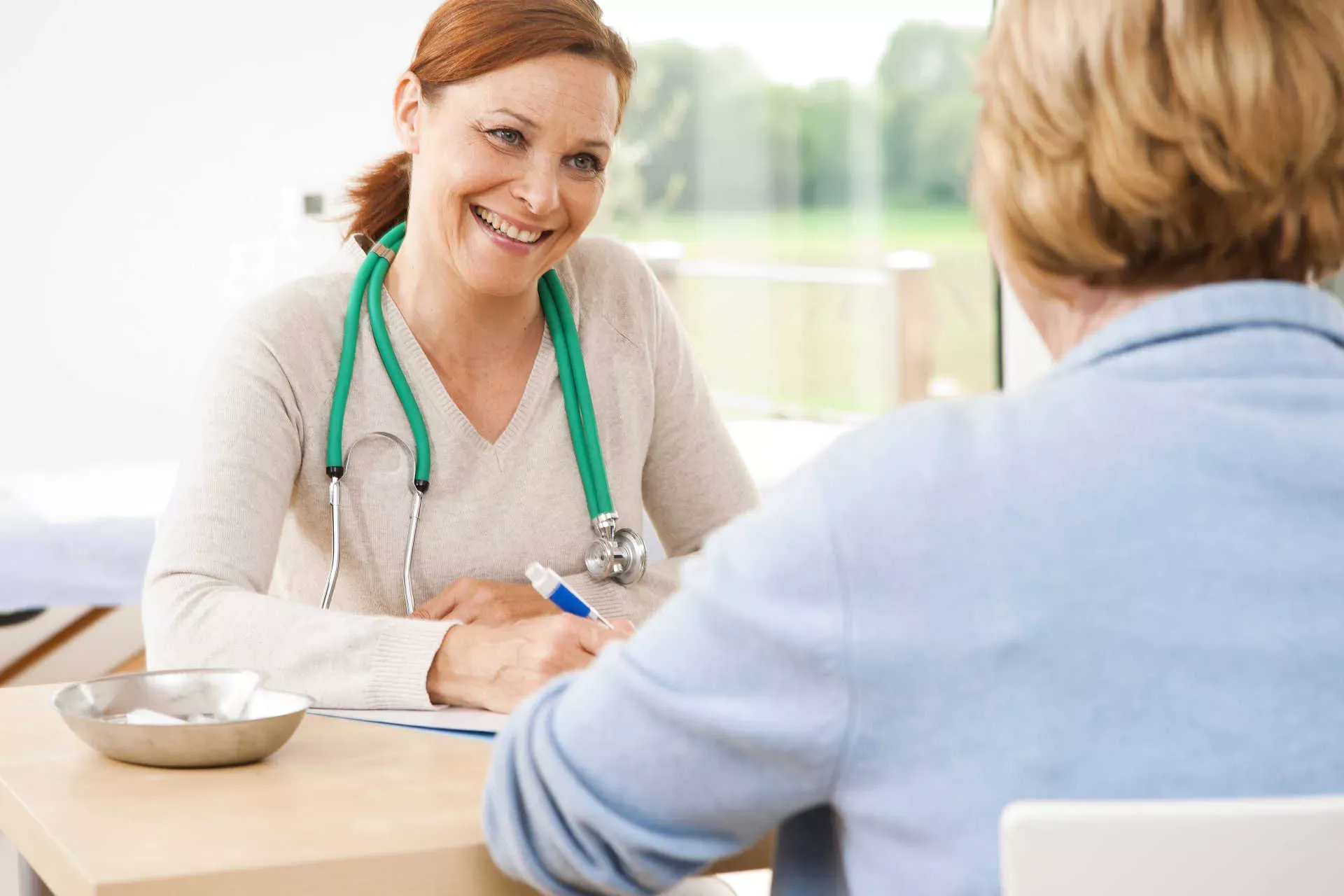 Ärztin im Gespräch mit Patientin. Bild: IMAGO / emil umdorf Ärztin im Gespräch mit Patientin. Bild: IMAGO / emil umdorf