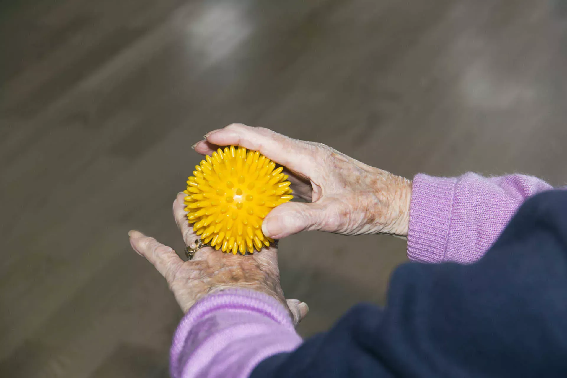 Hände einer alten Frau machen Übungen mit einem Massageball. Bild: IMAGO / CHROMORANGE /imago stock&people Hände einer alten Frau machen Übungen mit einem Massageball. Bild: IMAGO / CHROMORANGE /imago stock&people