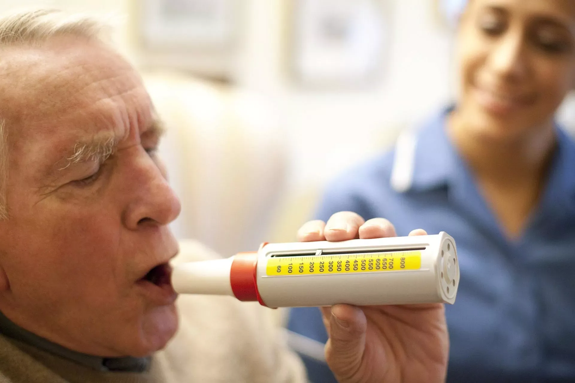 Alter Mann macht Lungenfunktionstest. Bild: IMAGO / Science Photo Library / imago stock&people Alter Mann macht Lungenfunktionstest. Bild: IMAGO / Science Photo Library / imago stock&people