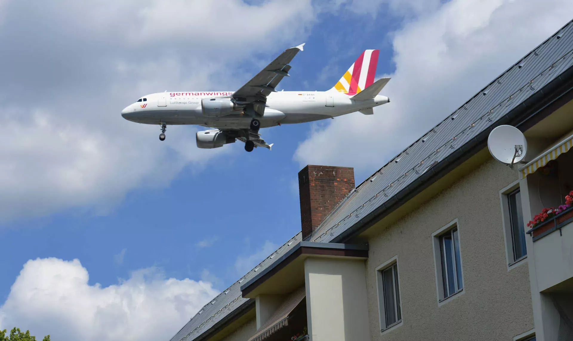 Flugzeug fliegt über ein Wohnhaus. Bild: IMAGO / Panthermedia / imago stock&people Flugzeug fliegt über ein Wohnhaus. Bild: IMAGO / Panthermedia / imago stock&people