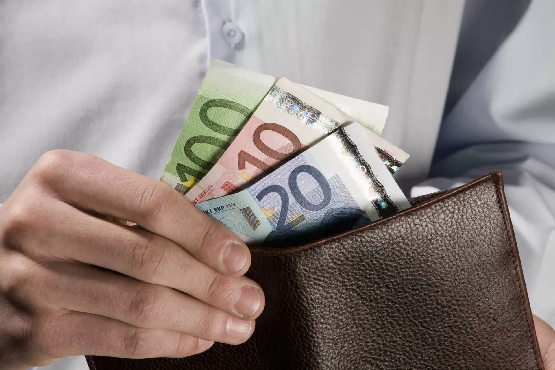 Hand nimmt Geldscheine aus Geldbörse. Bild: IMAGO / Westend61 / imago stock&people Hand nimmt Geldscheine aus Geldbörse. Bild: IMAGO / Westend61 / imago stock&people
