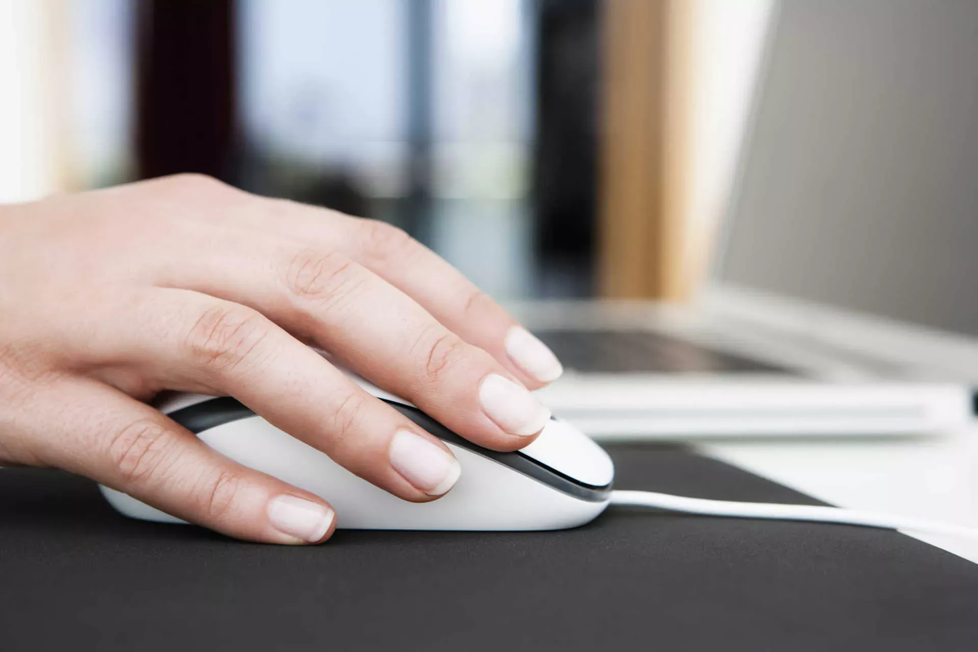Frauenhand bedient eine Computermaus. Bild: IMAGO / Westend61 / imago stock&people Frauenhand bedient eine Computermaus. Bild: IMAGO / Westend61 / imago stock&people