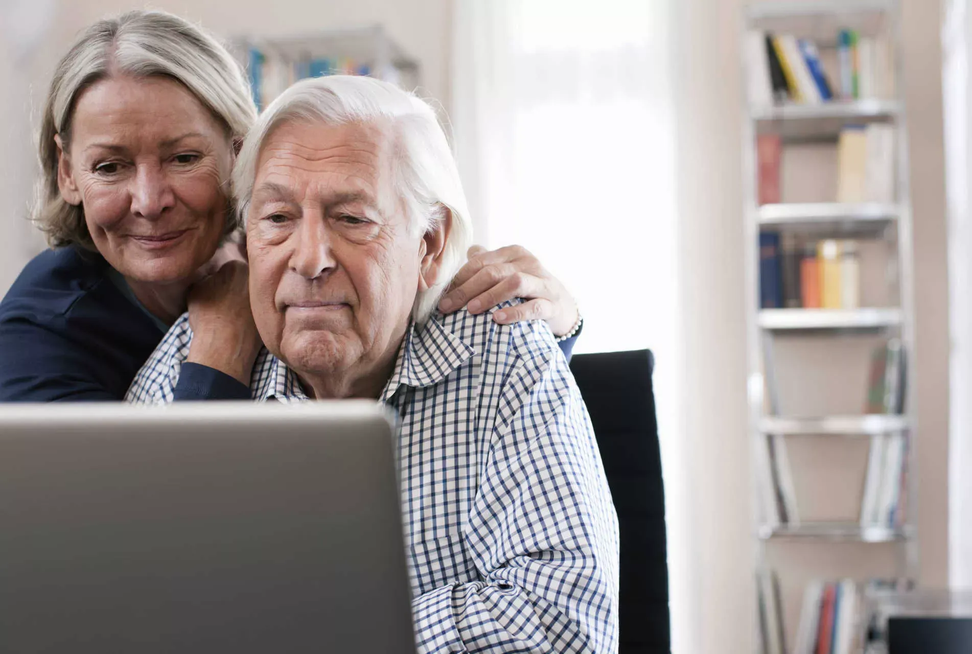 Rentnerpaar schaut zusammen auf ein Notebook. Bild: IMAGO / Westend61 / imago stock&people Rentnerpaar schaut zusammen auf ein Notebook. Bild: IMAGO / Westend61 / imago stock&people
