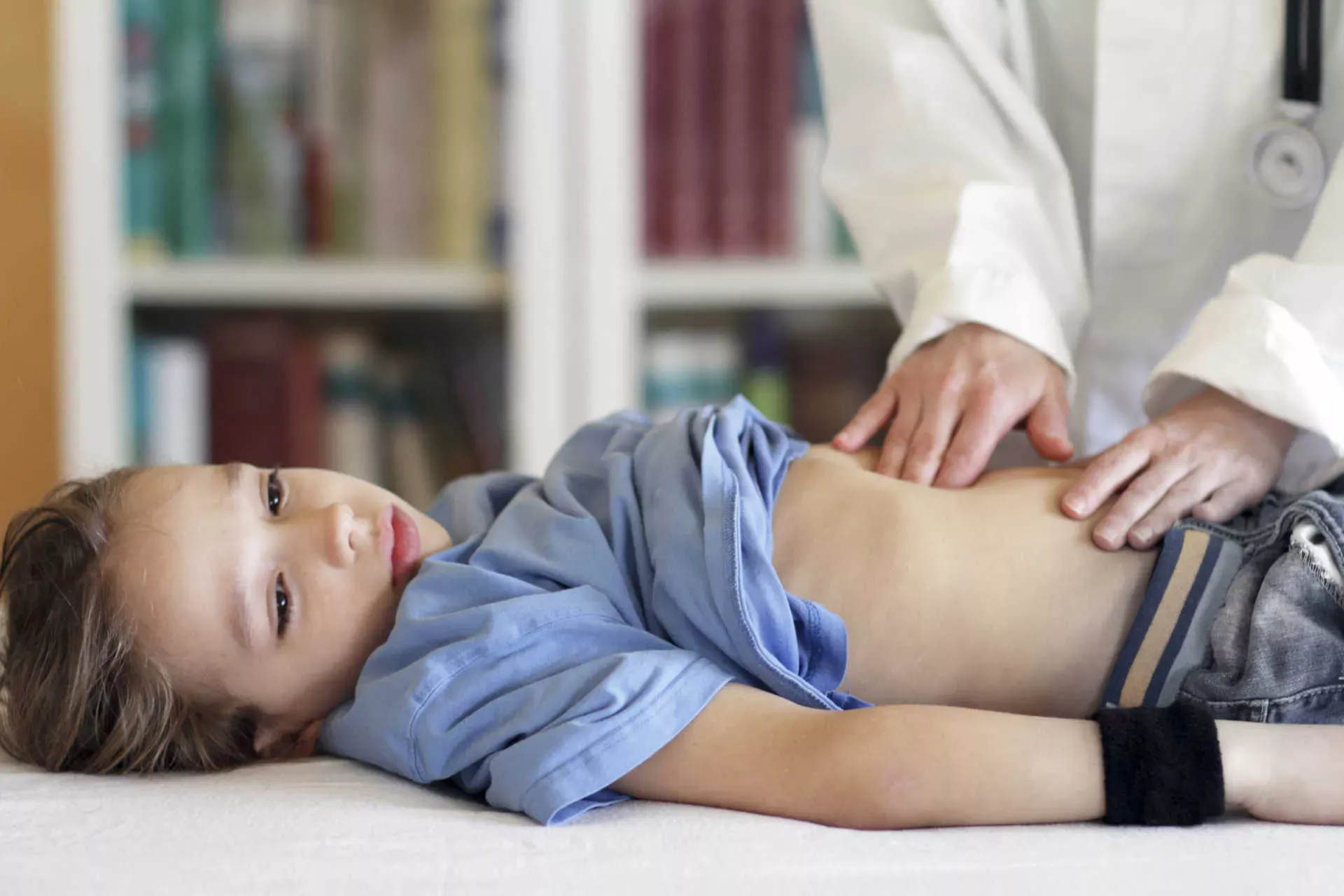 Kinderarzt tastet Bauch eines liegenden Mädchens ab. Bild: IMAGO / Westend61 / imago stock&people Kinderarzt tastet Bauch eines liegenden Mädchens ab. Bild: IMAGO / Westend61 / imago stock&people