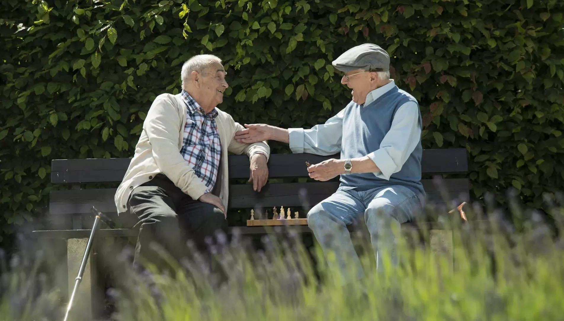 Zwei Rentner sitzen auf einer Parkbank und spielen Schach. Bild: IMAGO / Westend61 / imago stock&people Zwei Rentner sitzen auf einer Parkbank und spielen Schach. Bild: IMAGO / Westend61 / imago stock&people