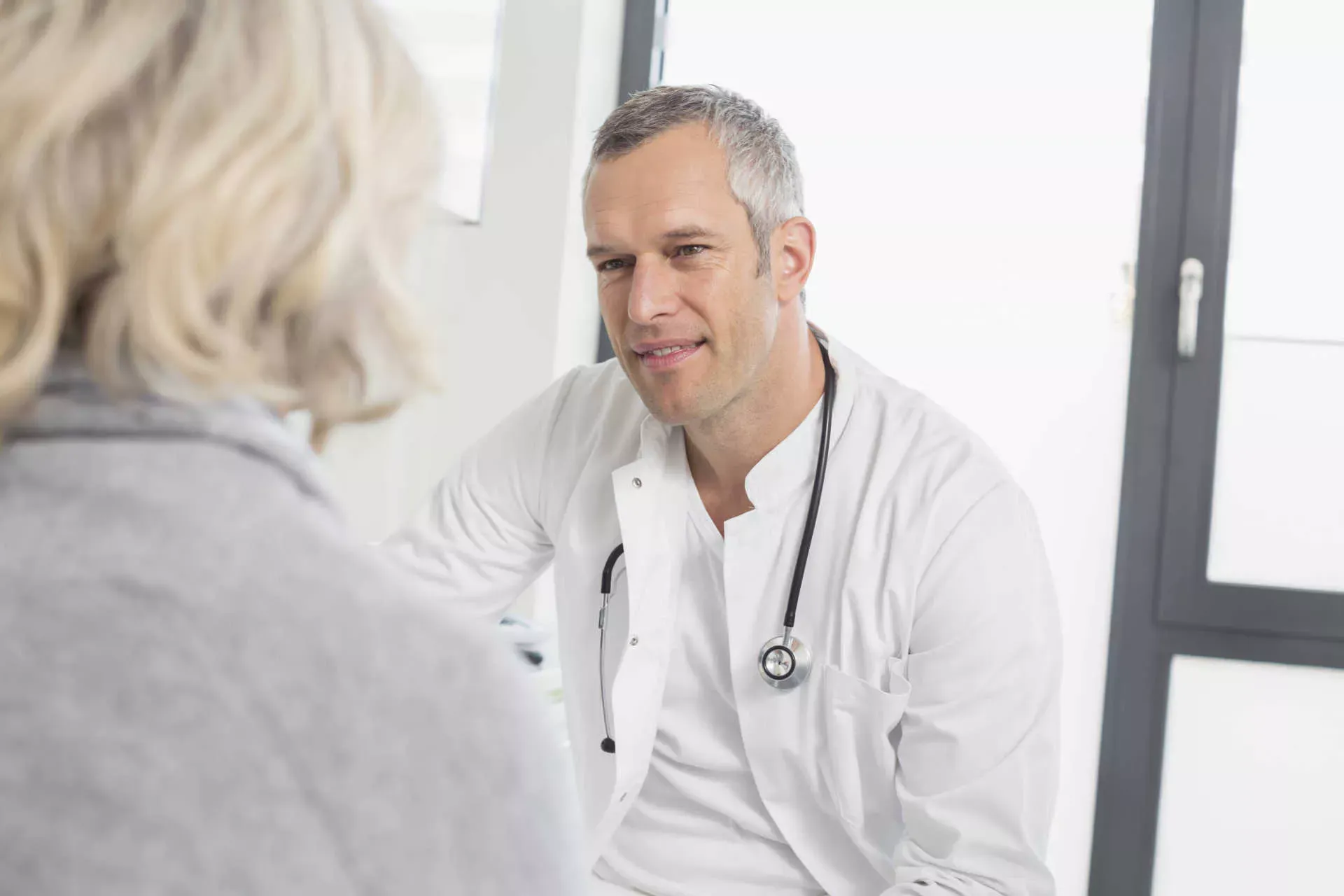 Arzt mit älterer Patientin im Gespräch. Bild: IMAGO / Cavan Images / imago stock&people Arzt mit älterer Patientin im Gespräch. Bild: IMAGO / Cavan Images / imago stock&people