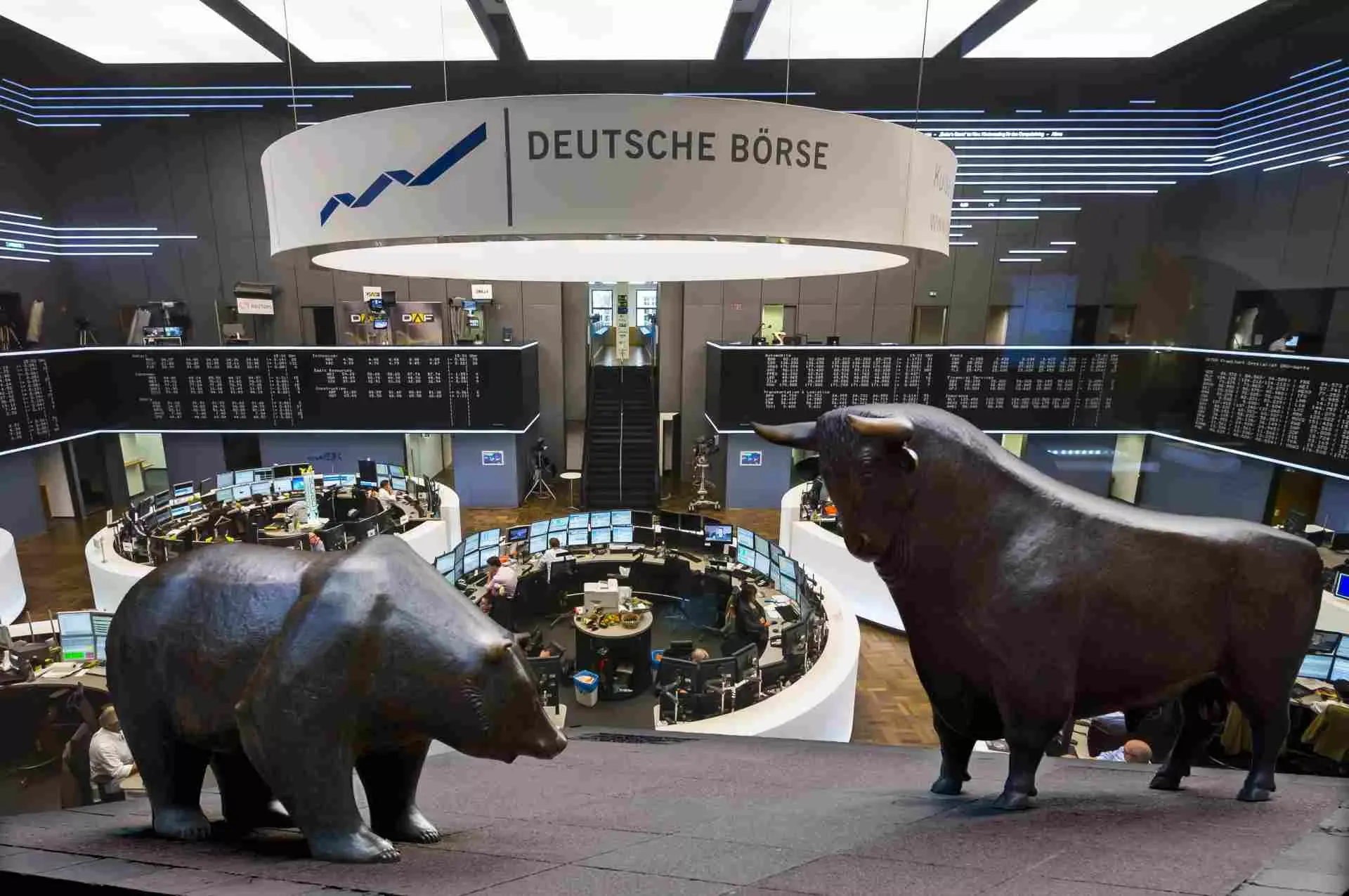 Figuren eines Bären und eines Bullen stehen auf dem Tisch in der Frankfurter Börse. Bild: IMAGO / Westend61 Figuren eines Bären und eines Bullen stehen auf dem Tisch in der Frankfurter Börse. Bild: IMAGO / Westend61