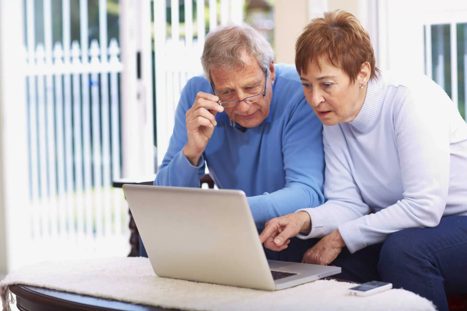 Rentnerpaar schaut ernst auf ein Notebook. Bild: IMAGO / Westend61 / imago stock&people Rentnerpaar schaut ernst auf ein Notebook. Bild: IMAGO / Westend61 / imago stock&people