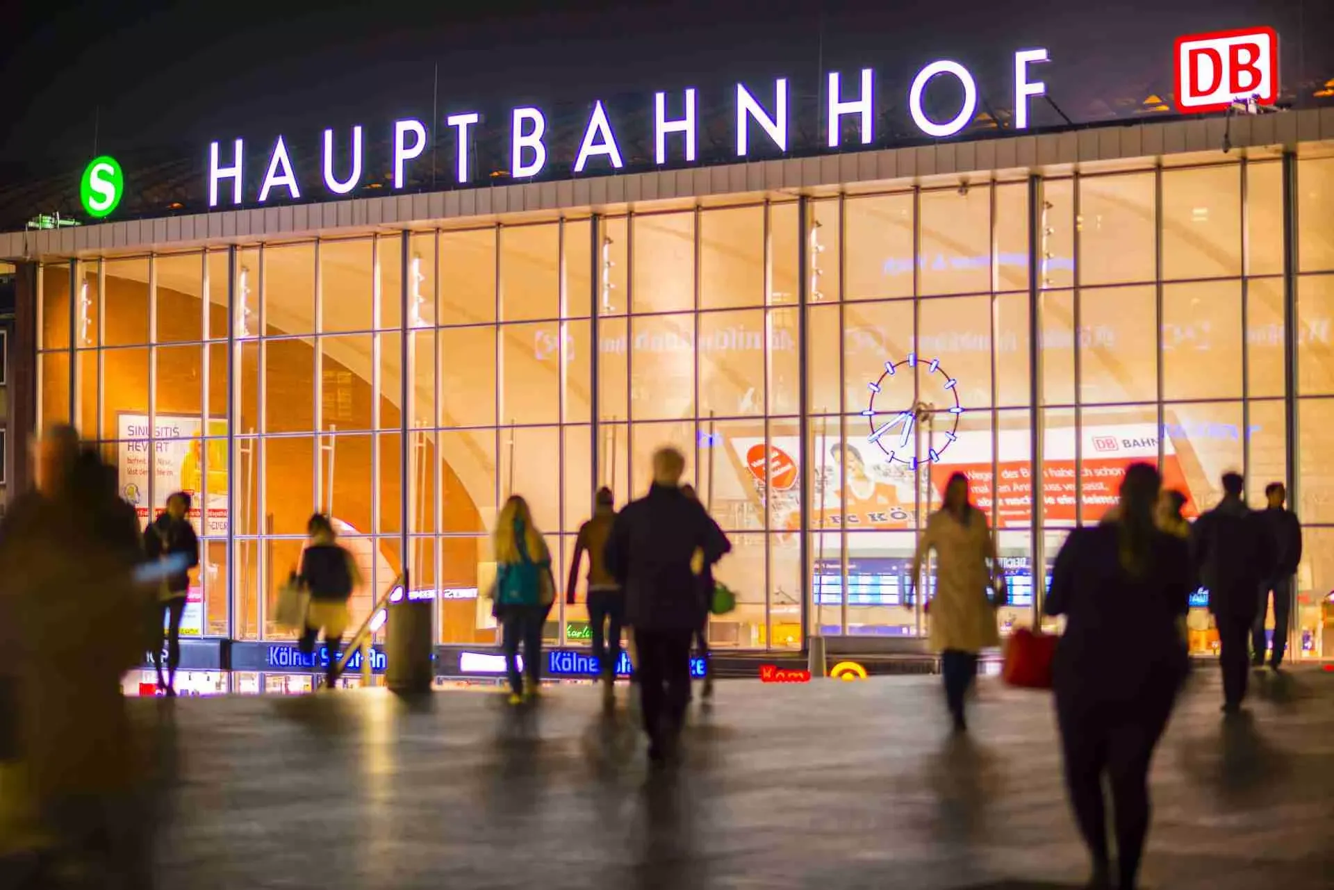 Menschen am Kölner Hauptbahnhof. Bild: IMAGO / CHROMORANGE Menschen am Kölner Hauptbahnhof. Bild: IMAGO / CHROMORANGE