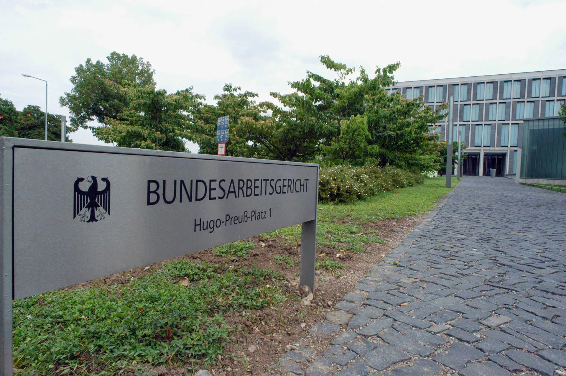 Adressschild Bundesarbeitsgericht Erfurt. Bild: IMAGO / Christian Ditsch / imago stock&people Adressschild Bundesarbeitsgericht Erfurt. Bild: IMAGO / Christian Ditsch / imago stock&people