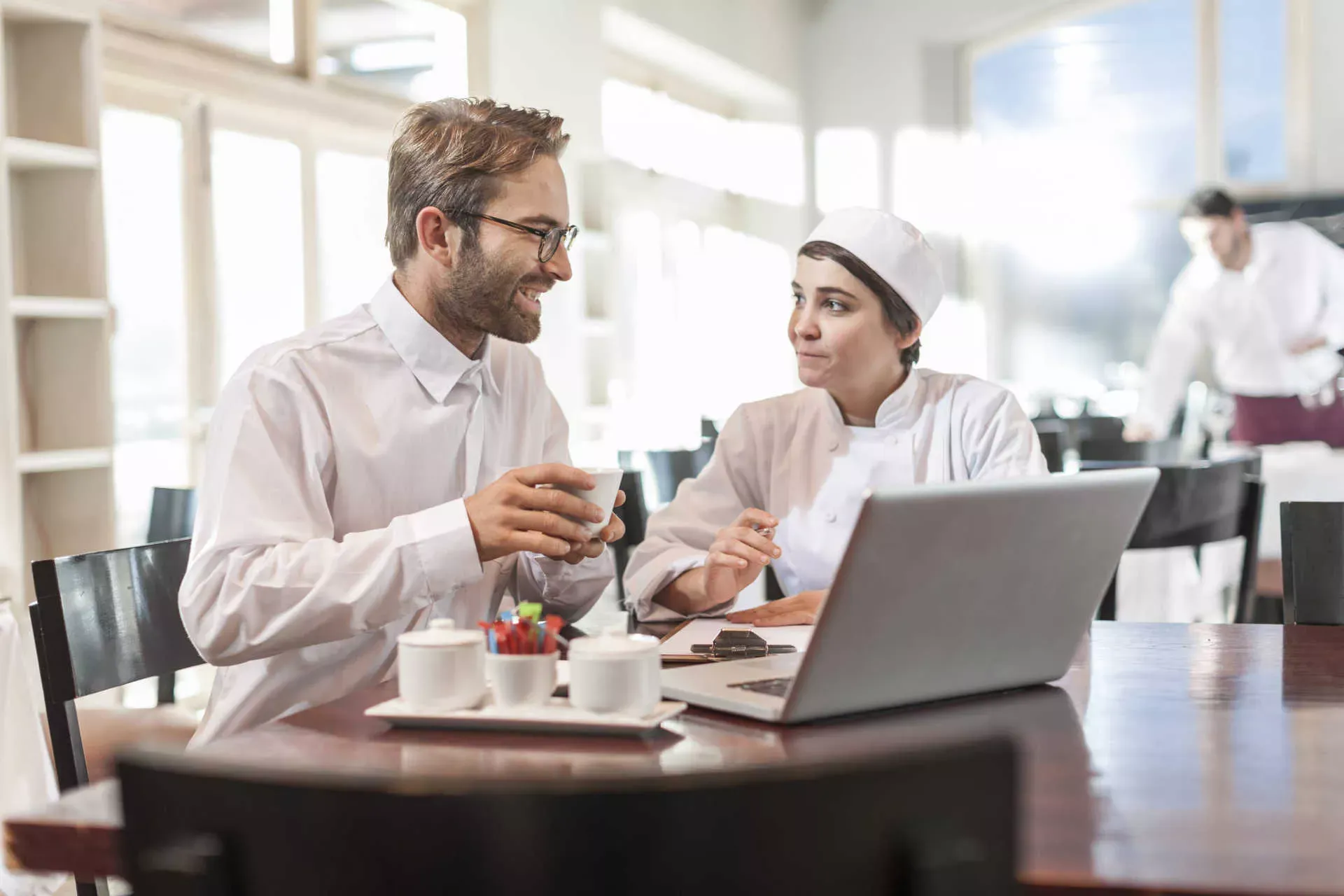 Köchin und Restaurantleiter planen – Bild: IMAGO / Westend61 / imago stock&people Köchin und Restaurantleiter planen – Bild: IMAGO / Westend61 / imago stock&people