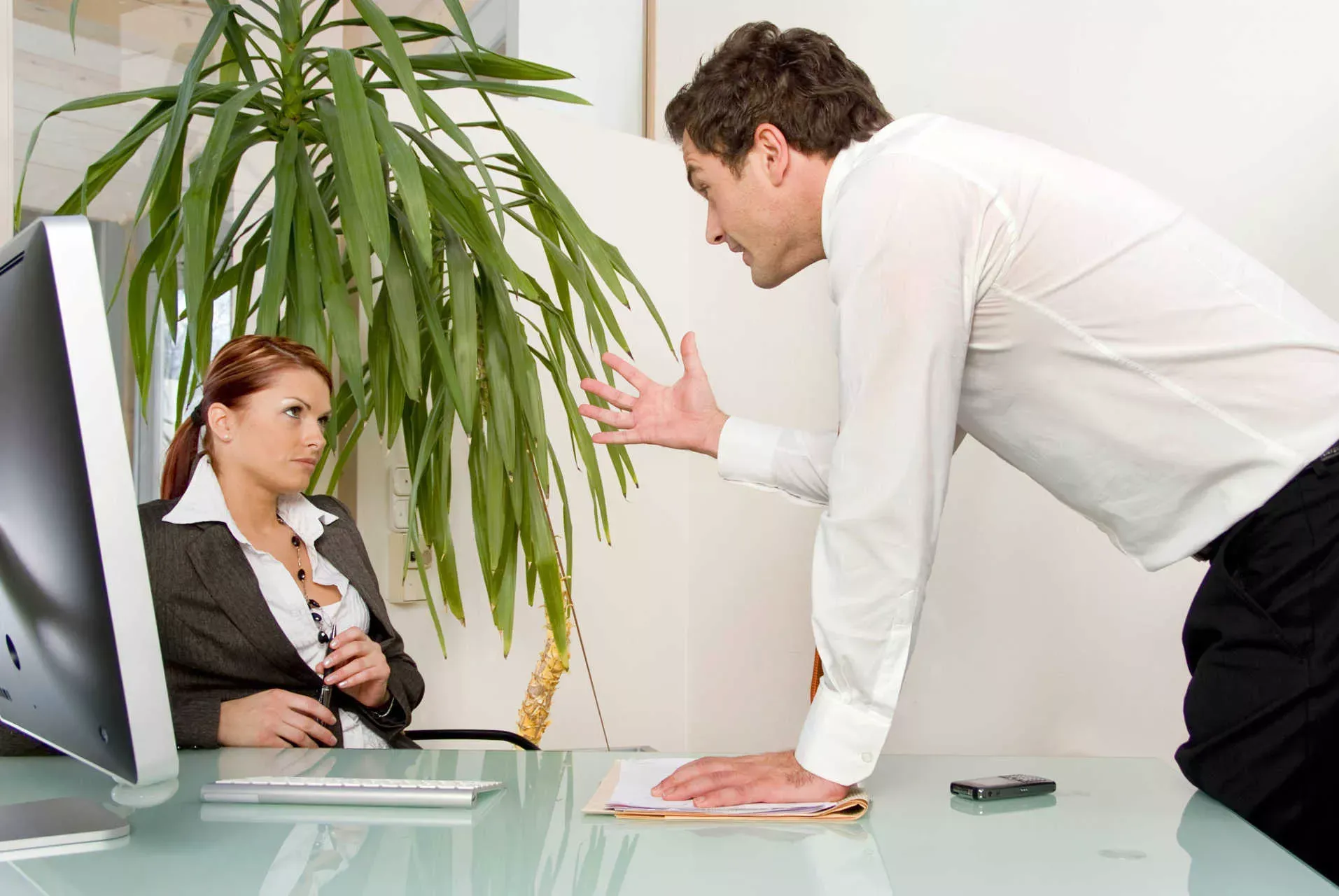 Auseinandersetzung im Büro zwischen Chef und Mitarbeiterin an einem Schreibtisch. Bild: IMAGO / blickwinkel / imago stock&people Auseinandersetzung im Büro zwischen Chef und Mitarbeiterin an einem Schreibtisch. Bild: IMAGO / blickwinkel / imago stock&people