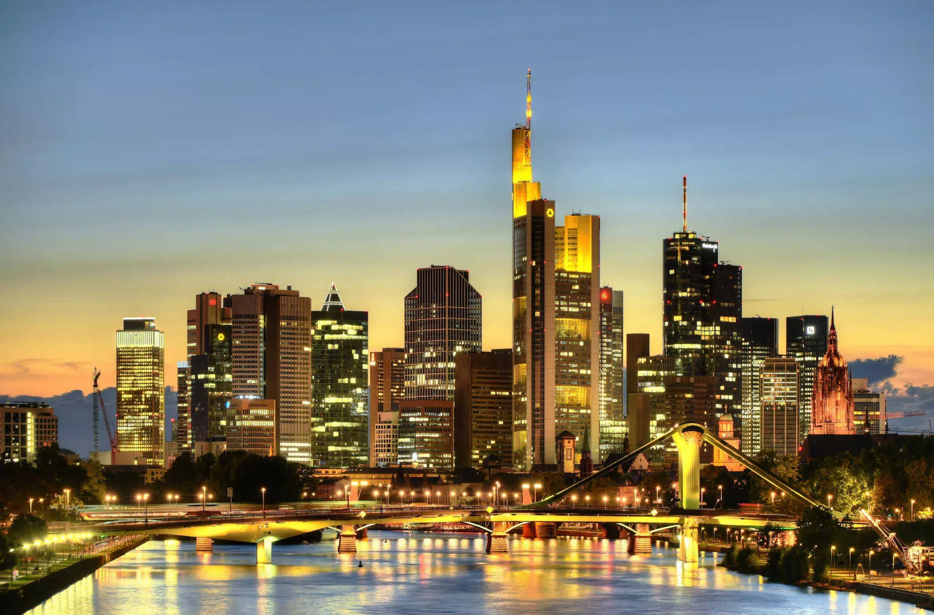 Commerzbank und Bankenviertel Skyline in Frankfurt bei Dämmerung. Bild: IMAGO / imagebroker Commerzbank und Bankenviertel Skyline in Frankfurt bei Dämmerung. Bild: IMAGO / imagebroker