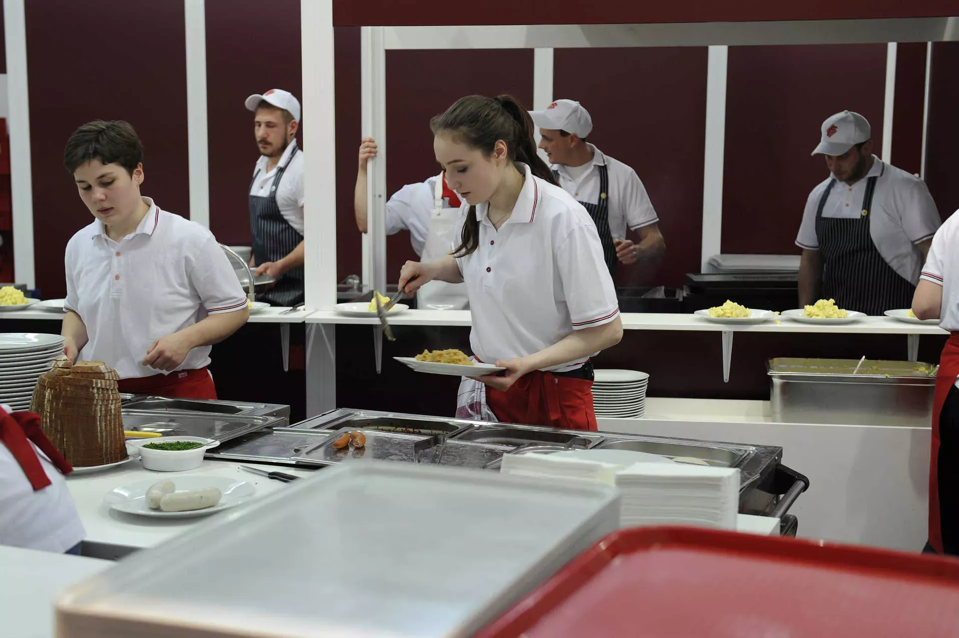Jugendliiche arbeiten als Küchenhilfen in einer Großküche. Bild: IMAGO / Sven Simon Jugendliiche arbeiten als Küchenhilfen in einer Großküche. Bild: IMAGO / Sven Simon