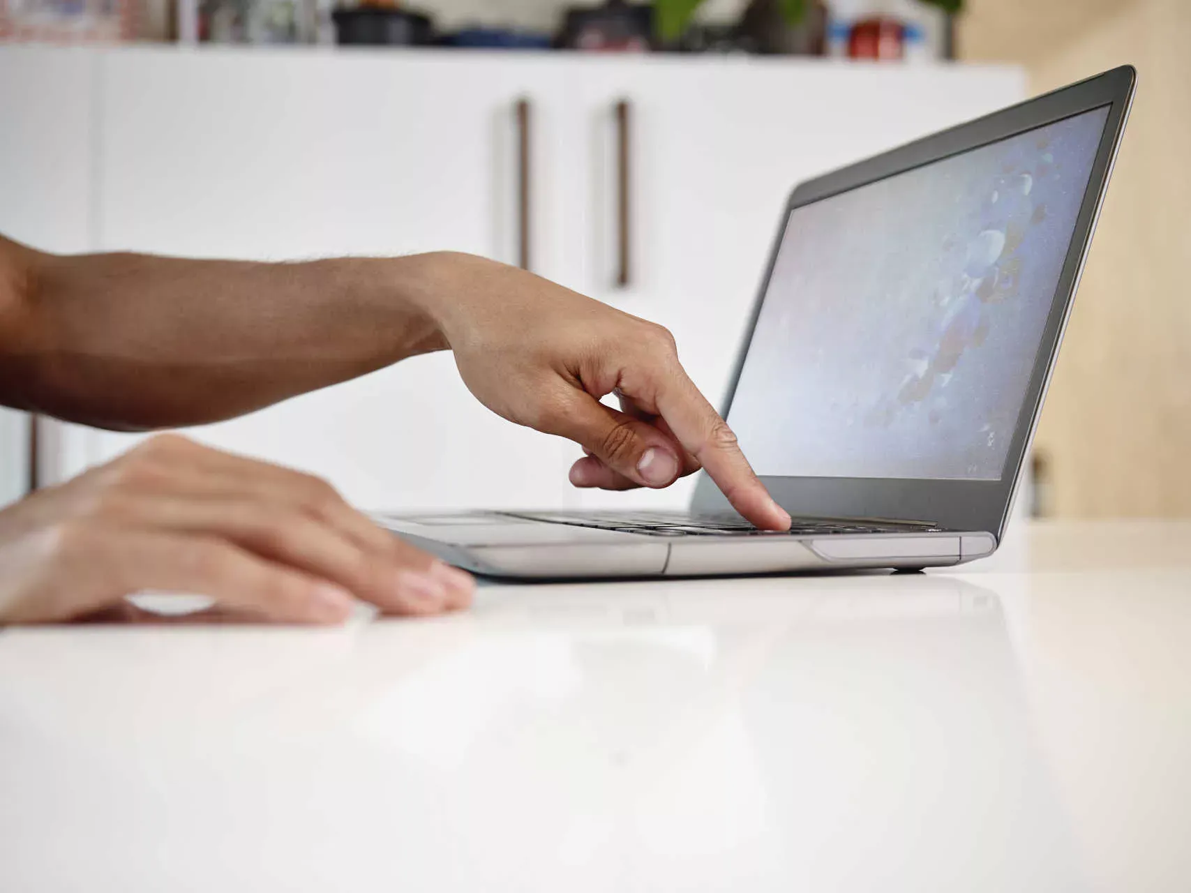 Finger drückt eine Taste auf dem Notebook. Bild: IMAGO / Westend61 / imago stock&people Finger drückt eine Taste auf dem Notebook. Bild: IMAGO / Westend61 / imago stock&people