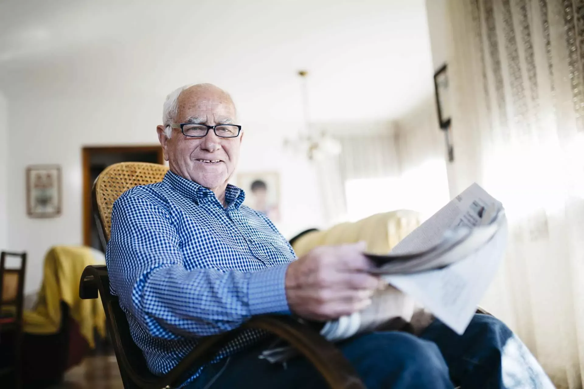 Älterer Mann sitzt auf einem Sessel und hält eine Zeitung in der Hand. (Bild: IMAGO / Westend61) Älterer Mann sitzt auf einem Sessel und hält eine Zeitung in der Hand. (Bild: IMAGO / Westend61)