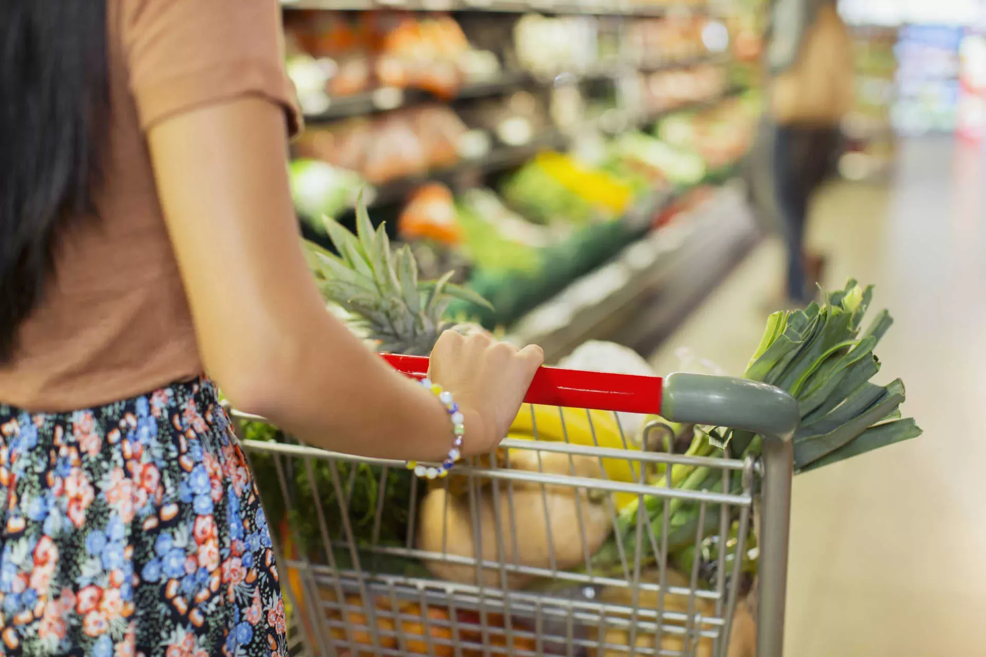 Frau schiebt Einkaufswagen mit Gemüse in Supermarkt. Bild: IMAGO / Science Photo Library / imago stock&people Frau schiebt Einkaufswagen mit Gemüse in Supermarkt. Bild: IMAGO / Science Photo Library / imago stock&people