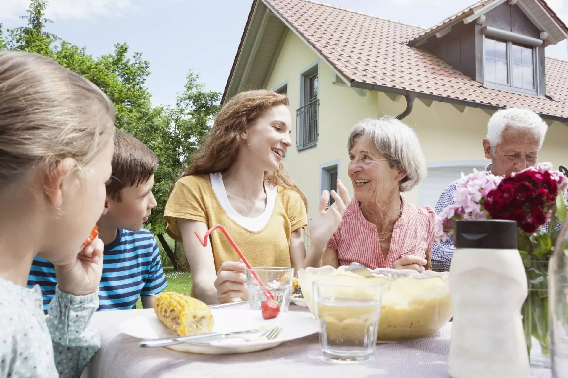 Familie grillt im Garten. Familie grillt im Garten.
