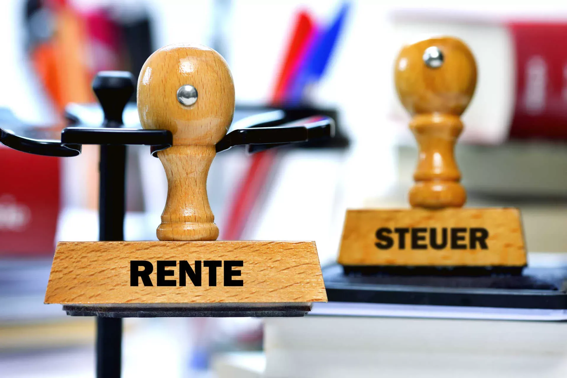 Zwei Stempel mit der Aufschrift Rente und Steuer. Bild: IMAGO / Christian Ohde / imago stock&people Zwei Stempel mit der Aufschrift Rente und Steuer. Bild: IMAGO / Christian Ohde / imago stock&people