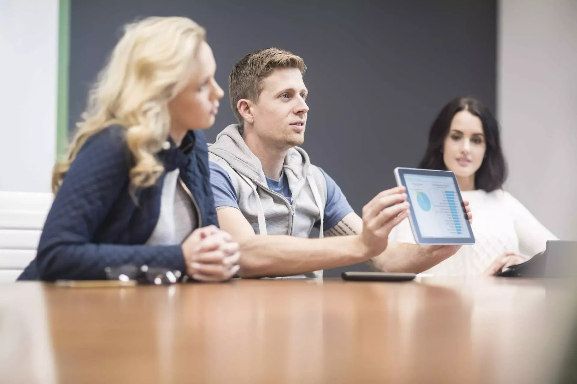 Junge Menschen halten einen Tablet-Computer. Bild: IMAGO / Westend61 Junge Menschen halten einen Tablet-Computer. Bild: IMAGO / Westend61