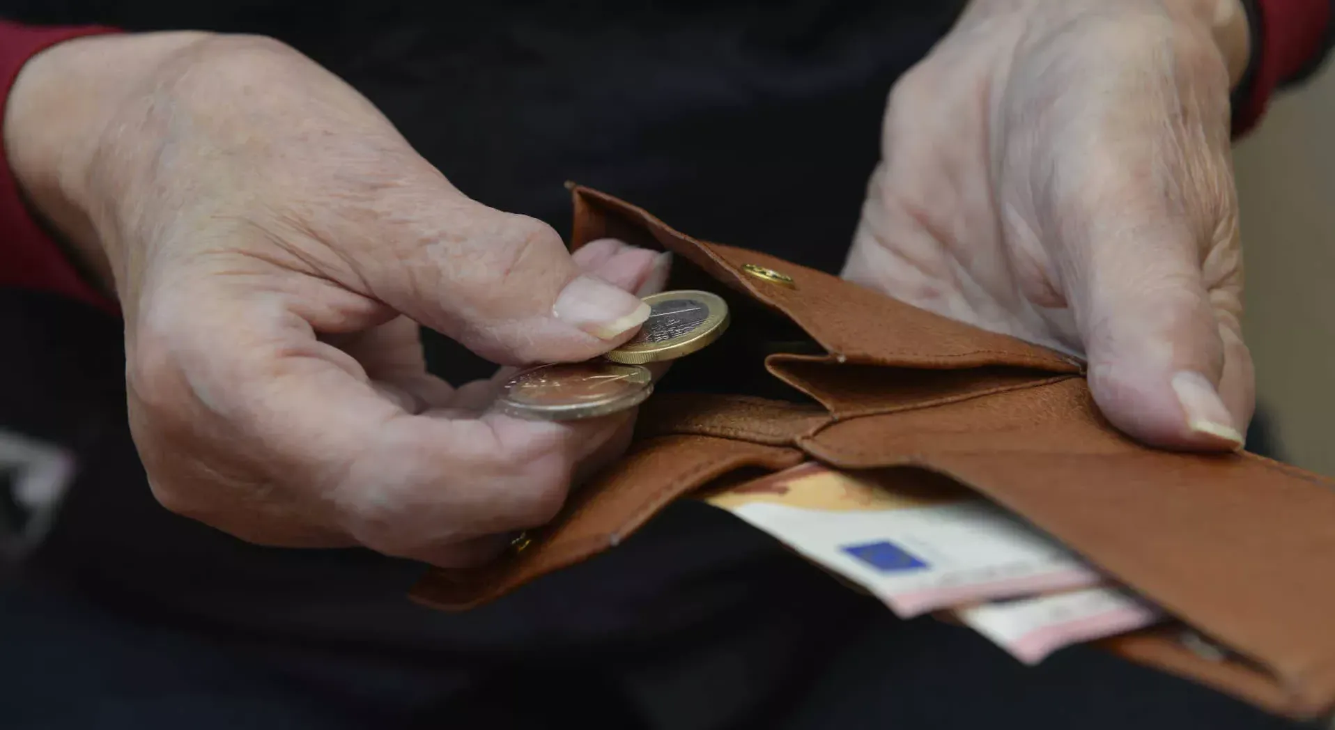 Alte Frau holt Münzen aus ihrer Geldbörse. Bild: IMAGO / Schöning / imago stock&people Alte Frau holt Münzen aus ihrer Geldbörse. Bild: IMAGO / Schöning / imago stock&people