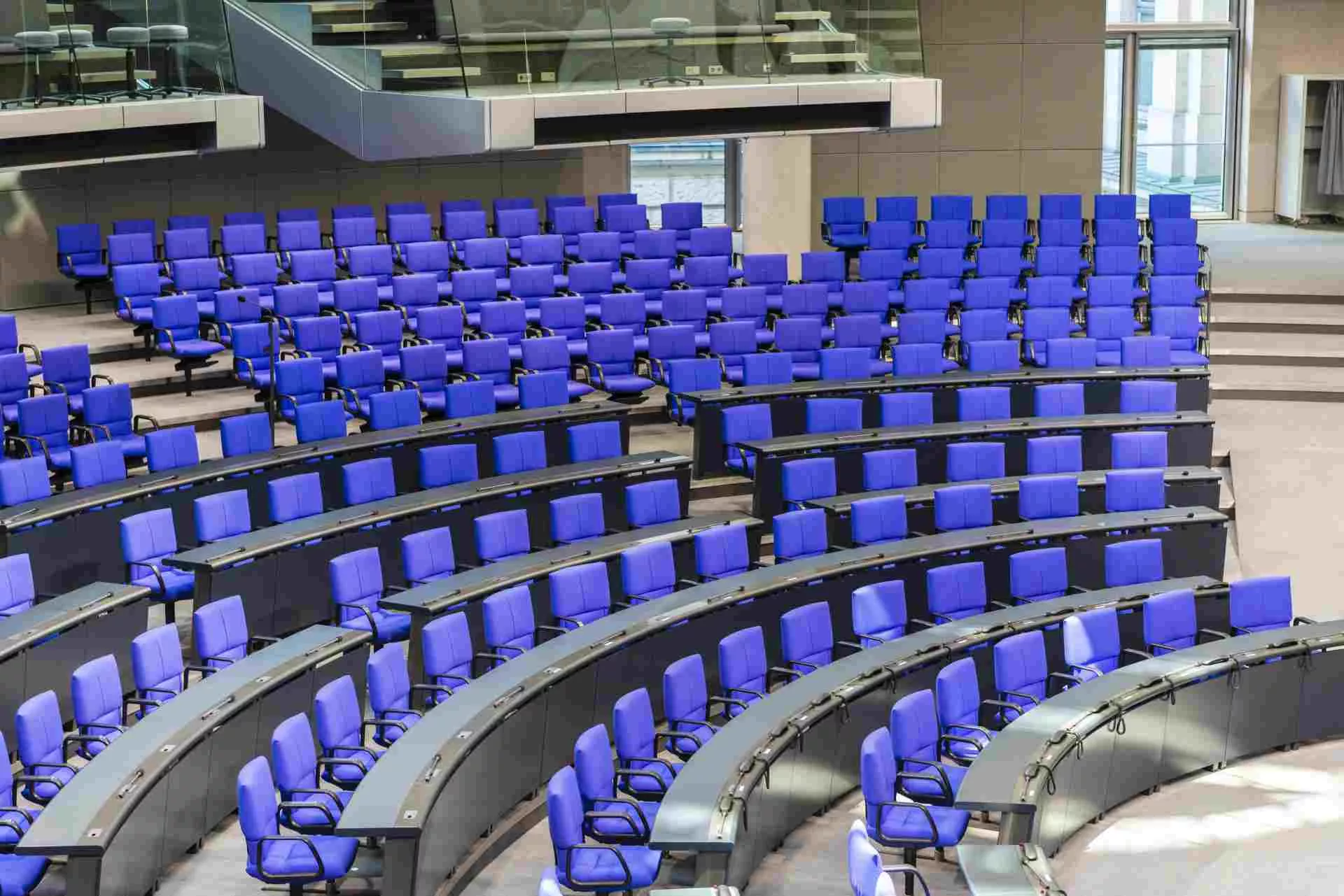 Leere Stühle im Deutschen Bundestag in Berlin. Bild: IMAGO / imagebroker Leere Stühle im Deutschen Bundestag in Berlin. Bild: IMAGO / imagebroker