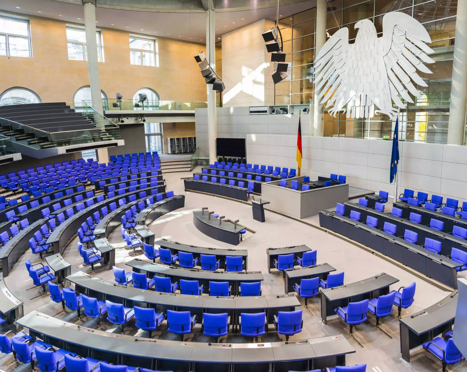 Leerer Plenarsaal im Bundestag mit Bundesadler. Bild: IMAGO / imagebroker / Valentin Wolf Leerer Plenarsaal im Bundestag mit Bundesadler. Bild: IMAGO / imagebroker / Valentin Wolf
