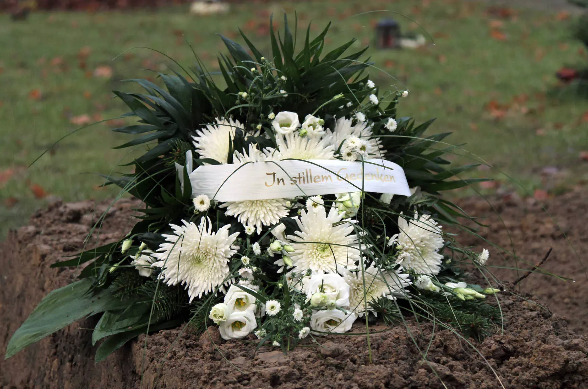 Trauergebinde aus weißen Blumen auf einem frischen Grab. Bild: IMAGO / Frank Sorge Trauergebinde aus weißen Blumen auf einem frischen Grab. Bild: IMAGO / Frank Sorge